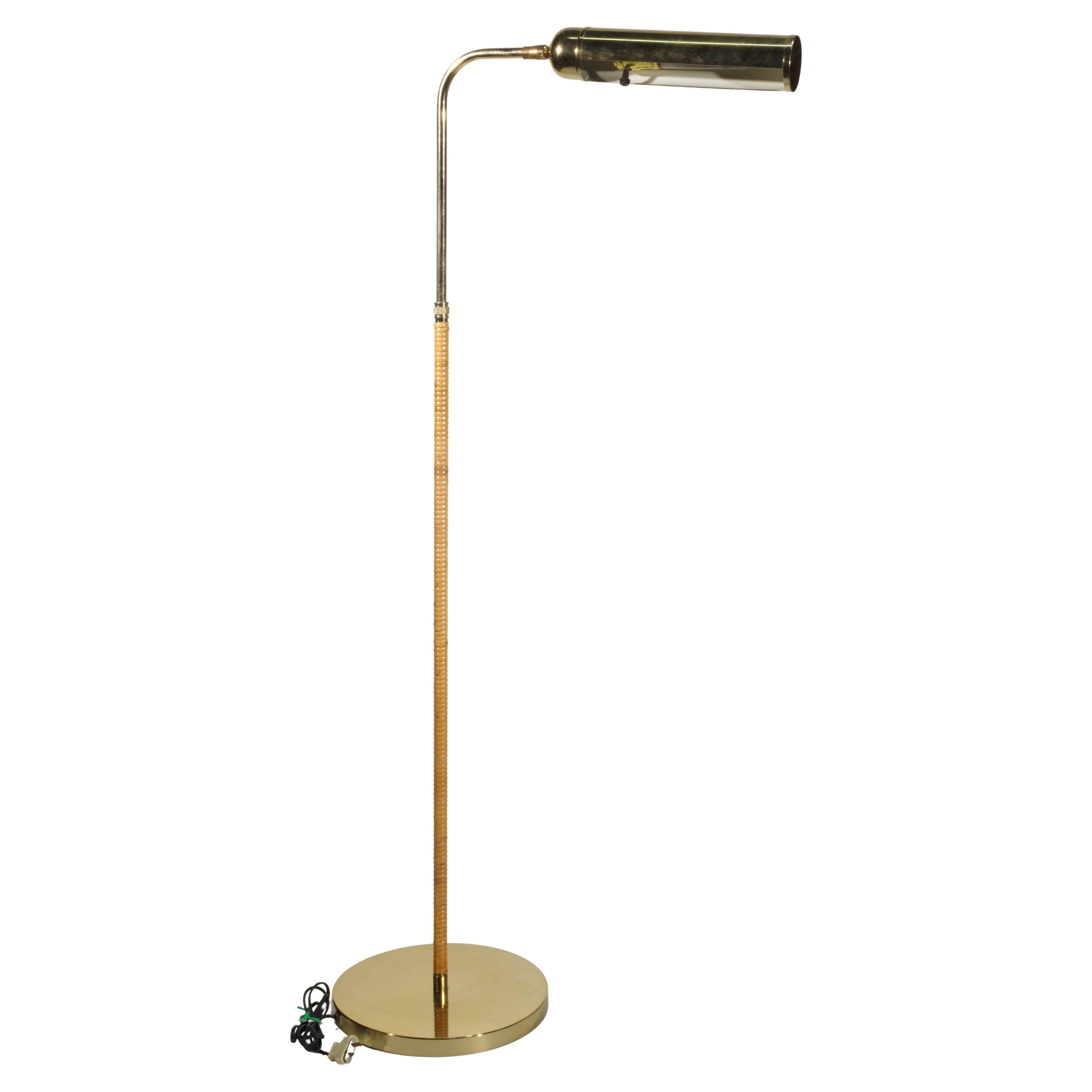 Lampadaire de lecture réglable en laiton avec enveloppe en rotin en vente
