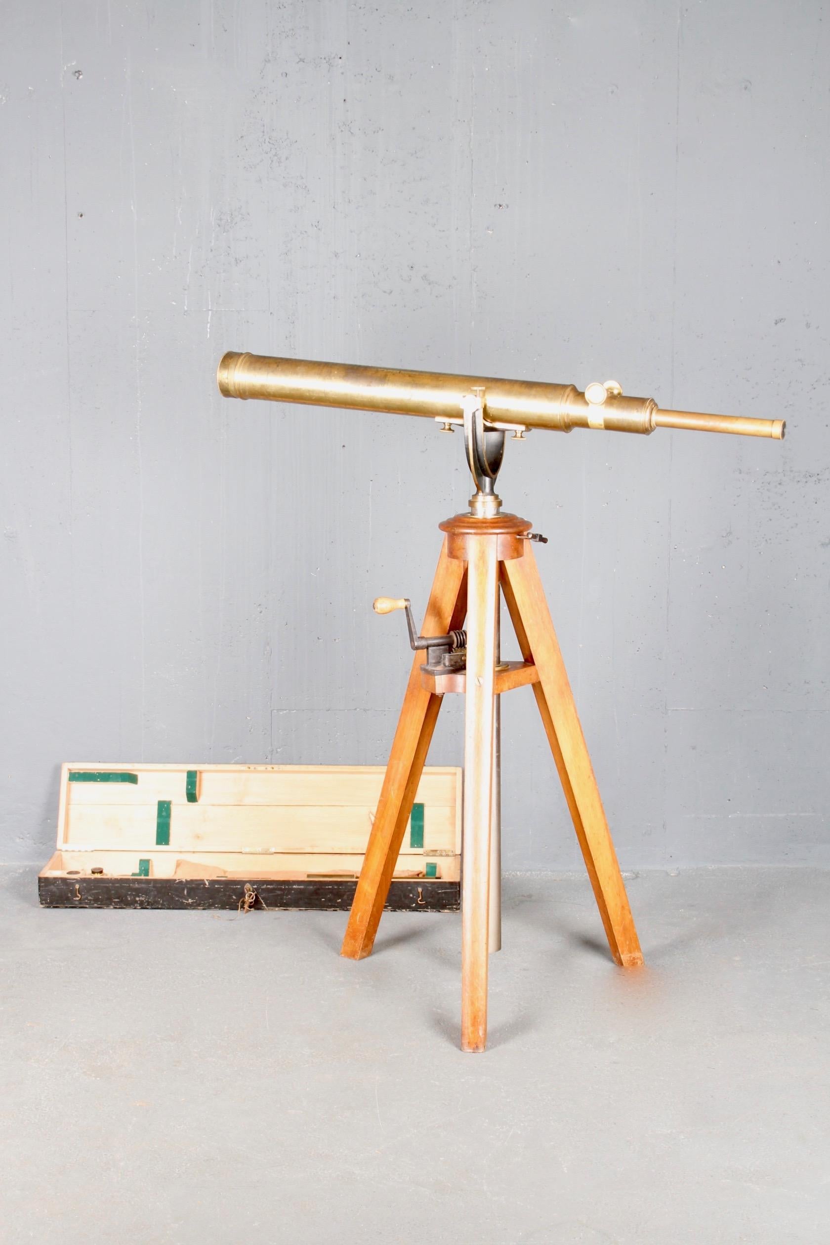 Adjustable (with crank handle) Brass wood telescope + wood storage and 2 additional lens
Maximum height : 170 cm.