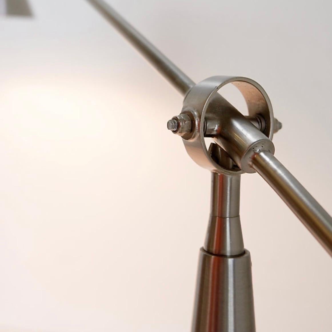 Verstellbare Schreibtischlampen aus gebürstetem Chrom

Alters- und gebrauchsbedingte Abnutzungserscheinungen.

Lampe - Beleuchtung

Maße: 70cmx15cm H:70cm variabel 