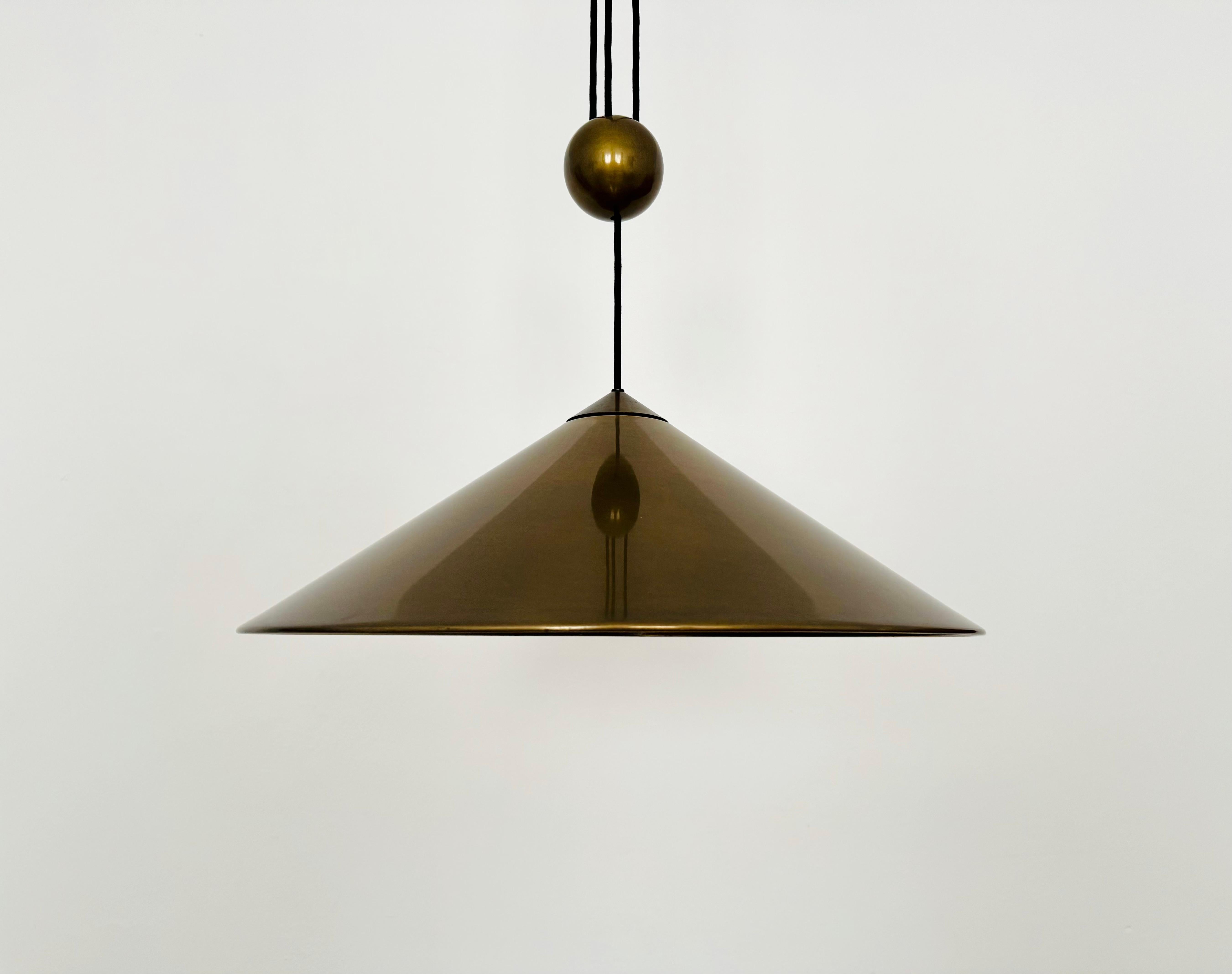 Very nice brass pendant lamp from the 1970s.
The lighting effect of the lamp is extremely beautiful.
The design and the very beautiful details create a very elegant and pleasant light.
The lamp creates a very cozy atmosphere and is very high