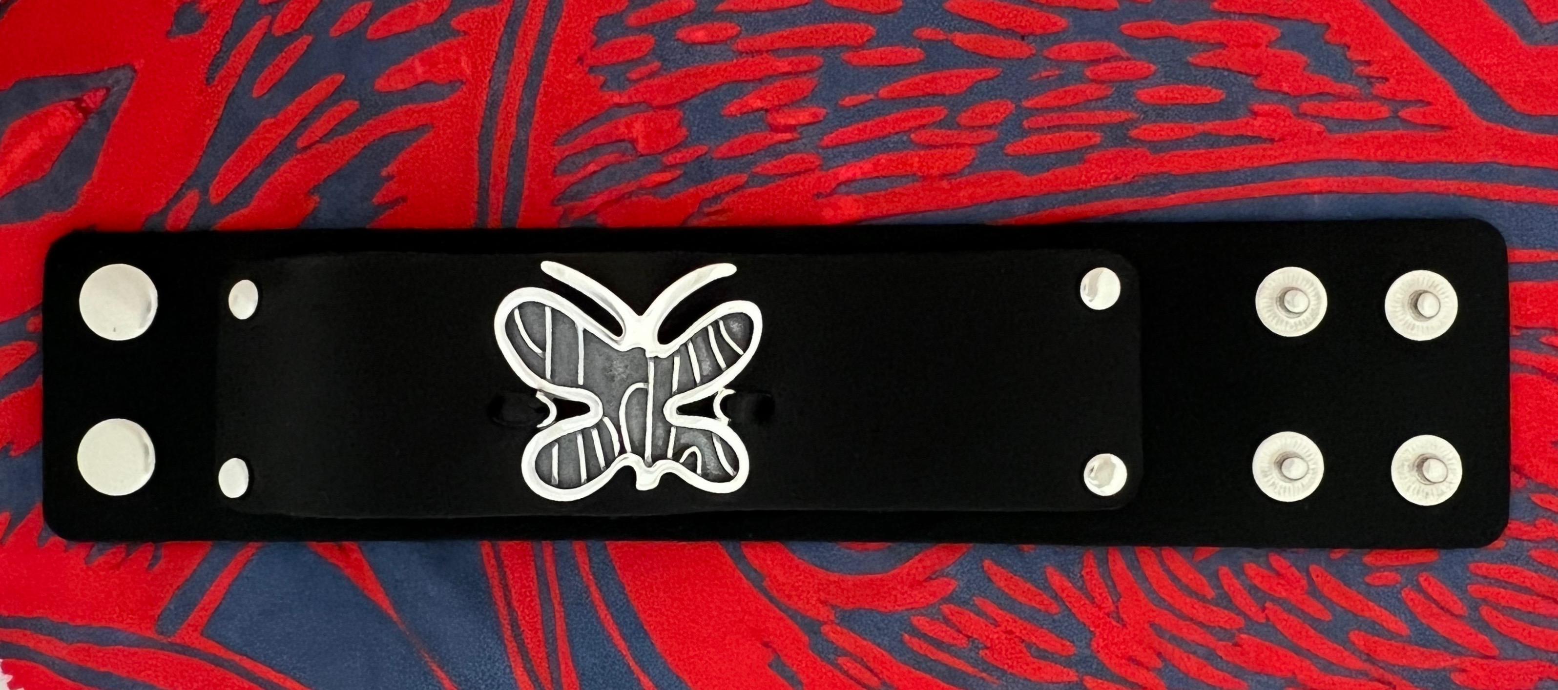 Verstellbare Schmetterlingsleder-Manschettenknopf von Melanie Yazzie aus schwarzem Silber für Damen oder Herren im Angebot