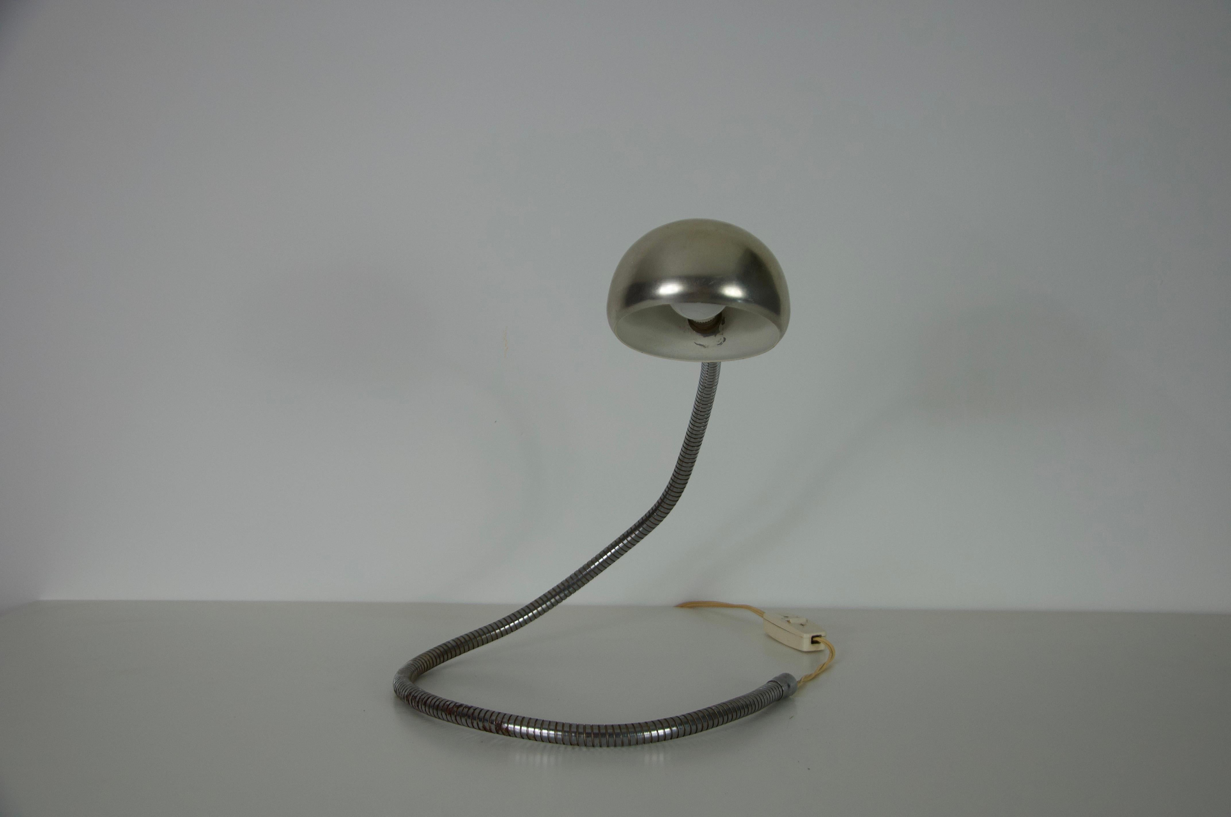 Mid-Century Modern Lampe de table à bras flexible réglable en chrome, Italie, années 1960 en vente