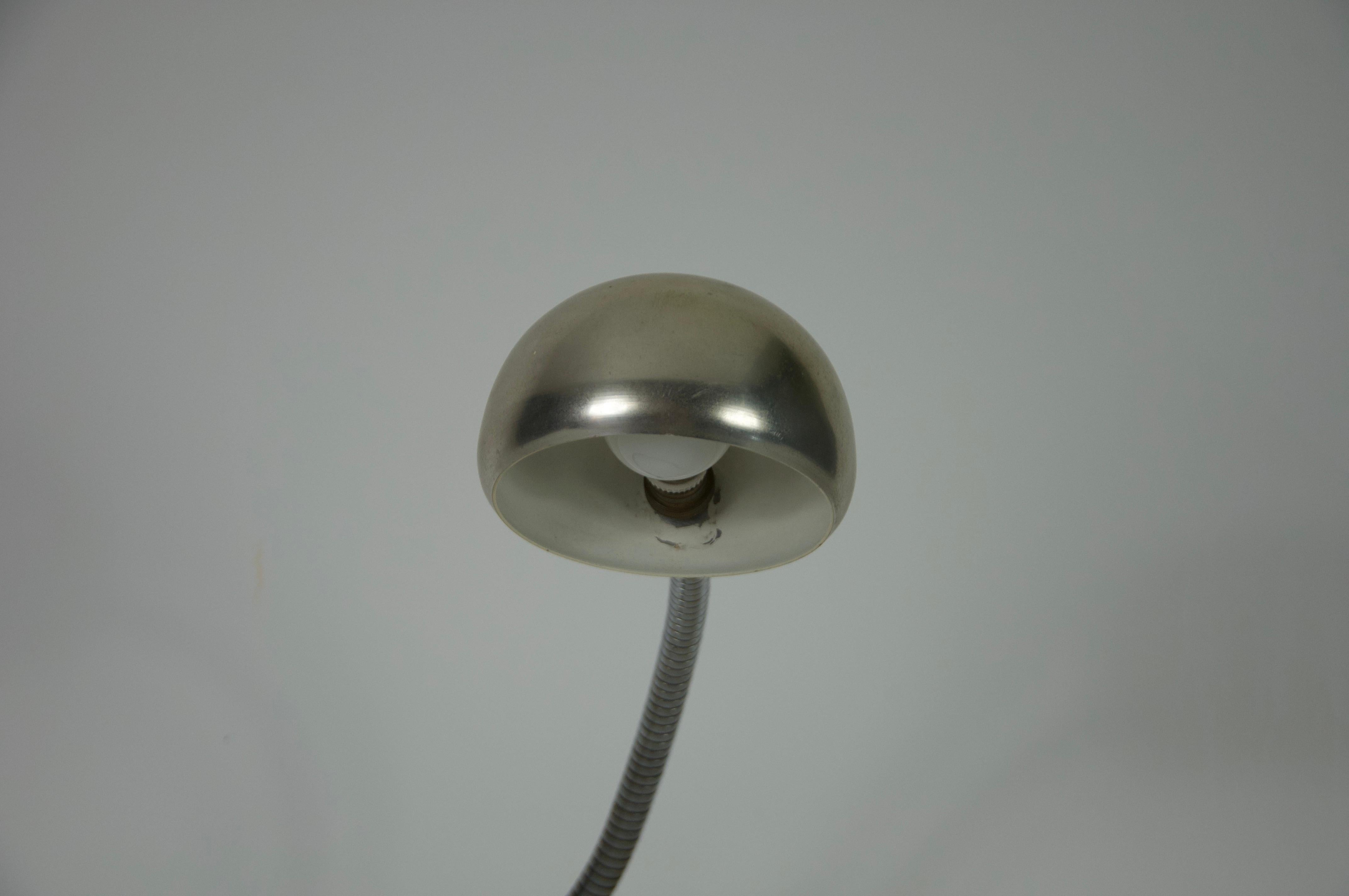 Lampe de table à bras flexible réglable en chrome, Italie, années 1960 Bon état - En vente à Hagenbach, DE