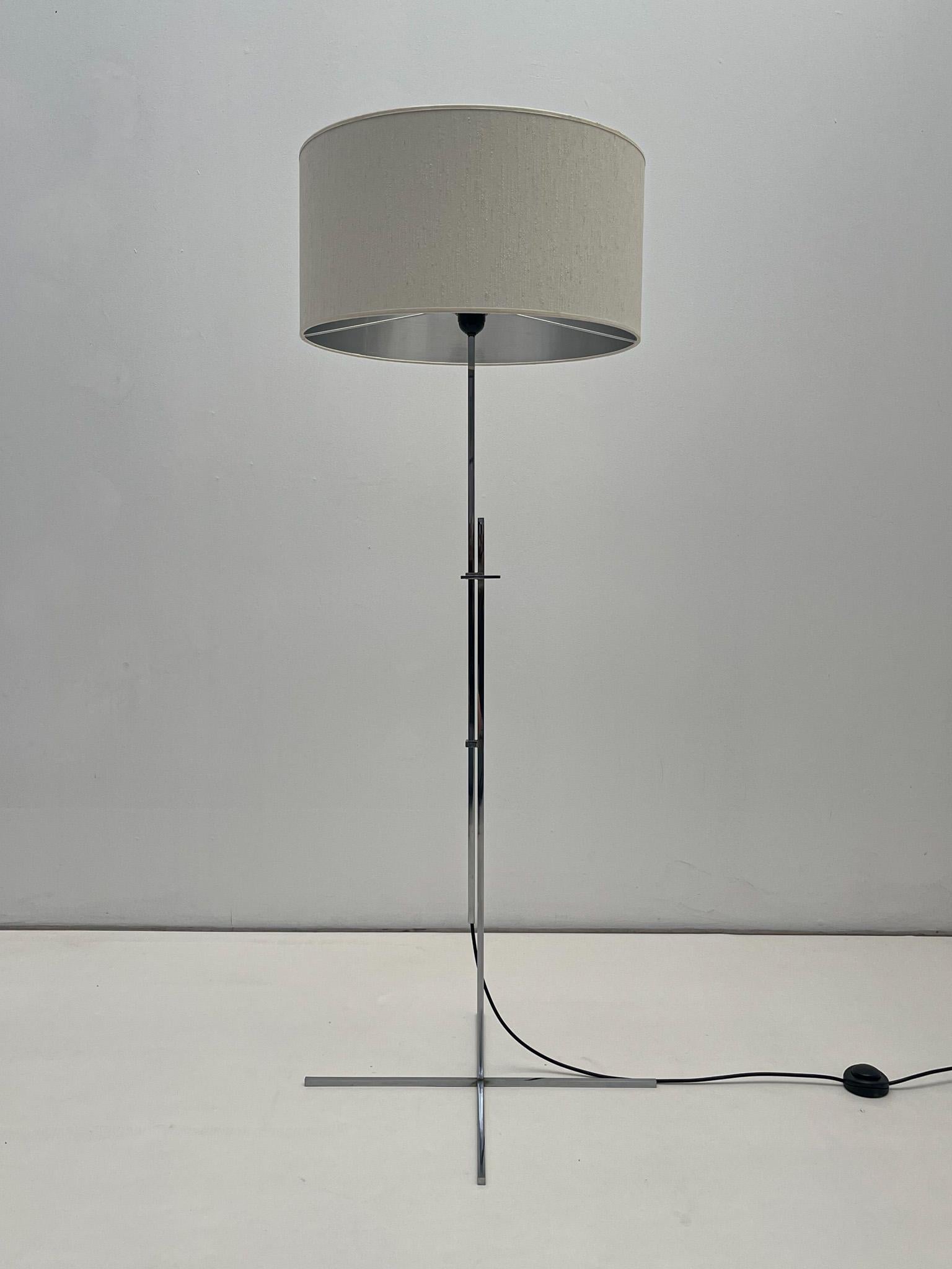 
Questa lampada da terra cromata regolabile di Hans Eichenberger, risalente al 1960 circa, è un pezzo elegante e senza tempo del design di metà secolo. L'elegante struttura cromata presenta linee pulite e un'estetica minimalista, incarnando i