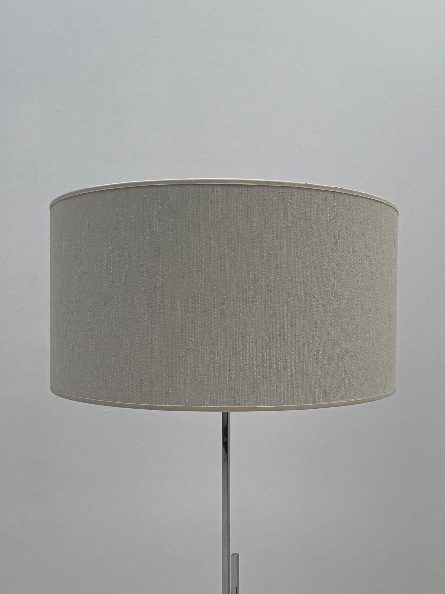 Mid-Century moderno Lampada da terra cromata regolabile di Hans Eichenberger in vendita