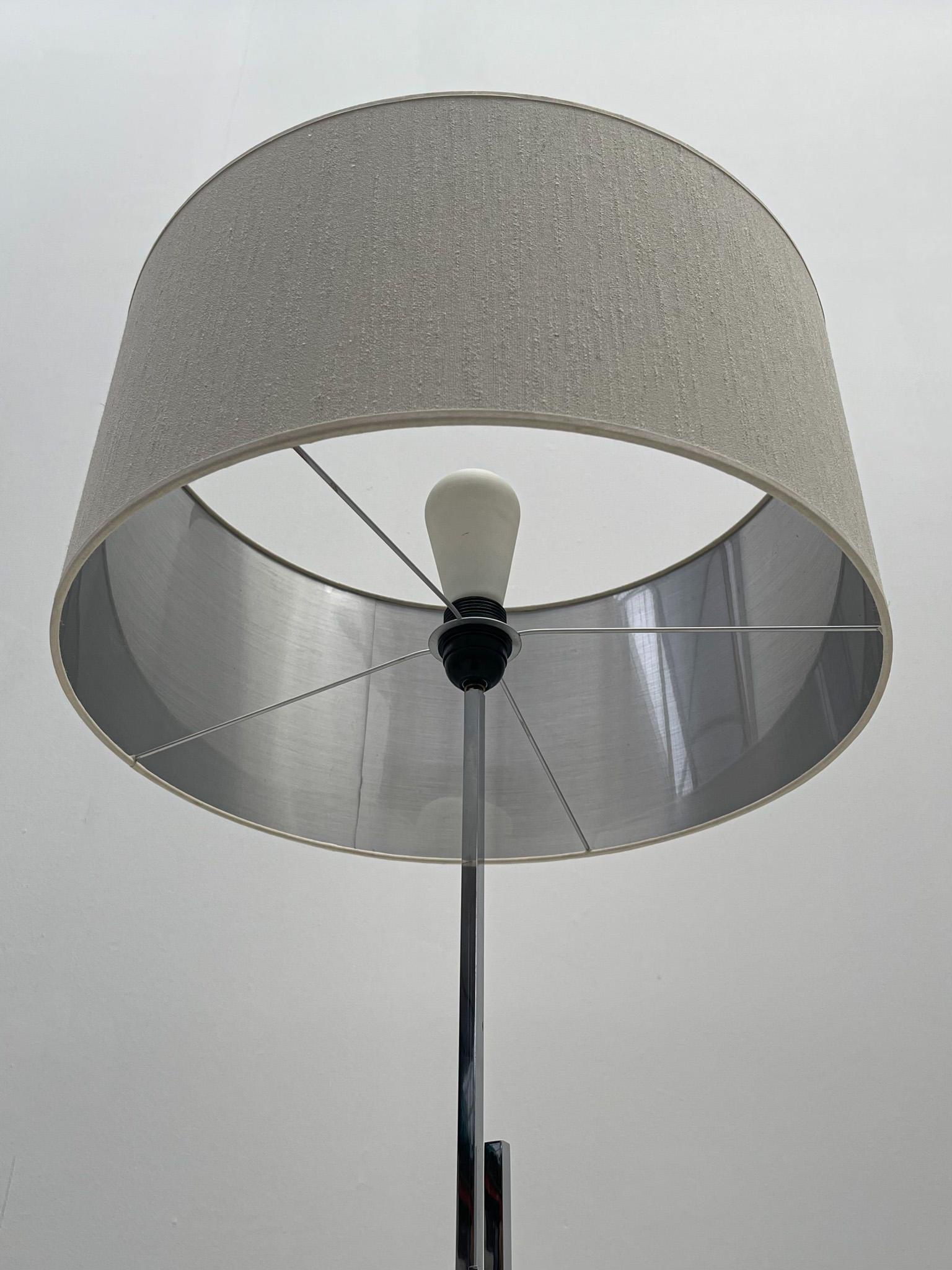 Svizzero Lampada da terra cromata regolabile di Hans Eichenberger in vendita