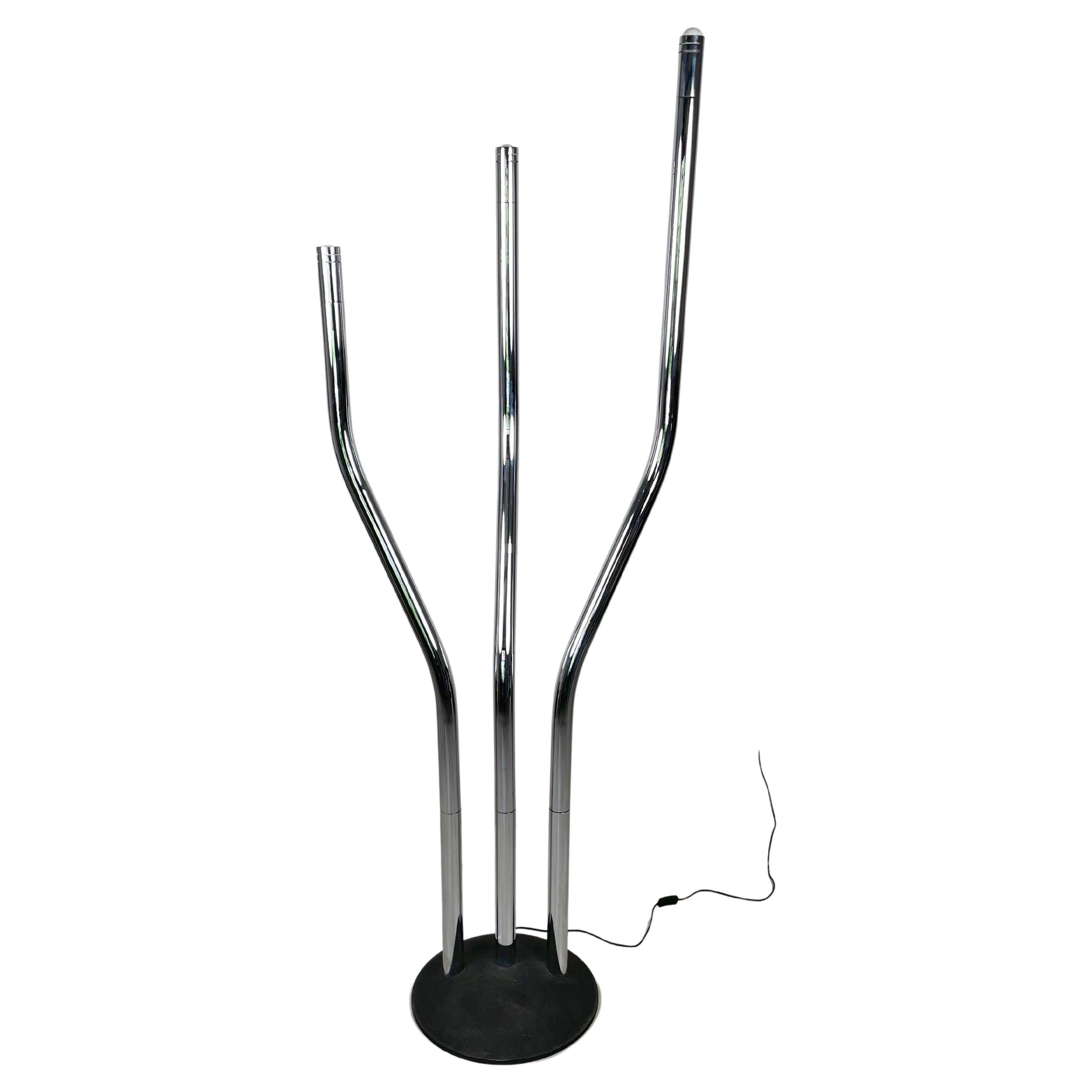 Tall floor lamp featuring three adjustable tubes by the Italian designer Reggiani. 

Made in Italy in the 1970s.