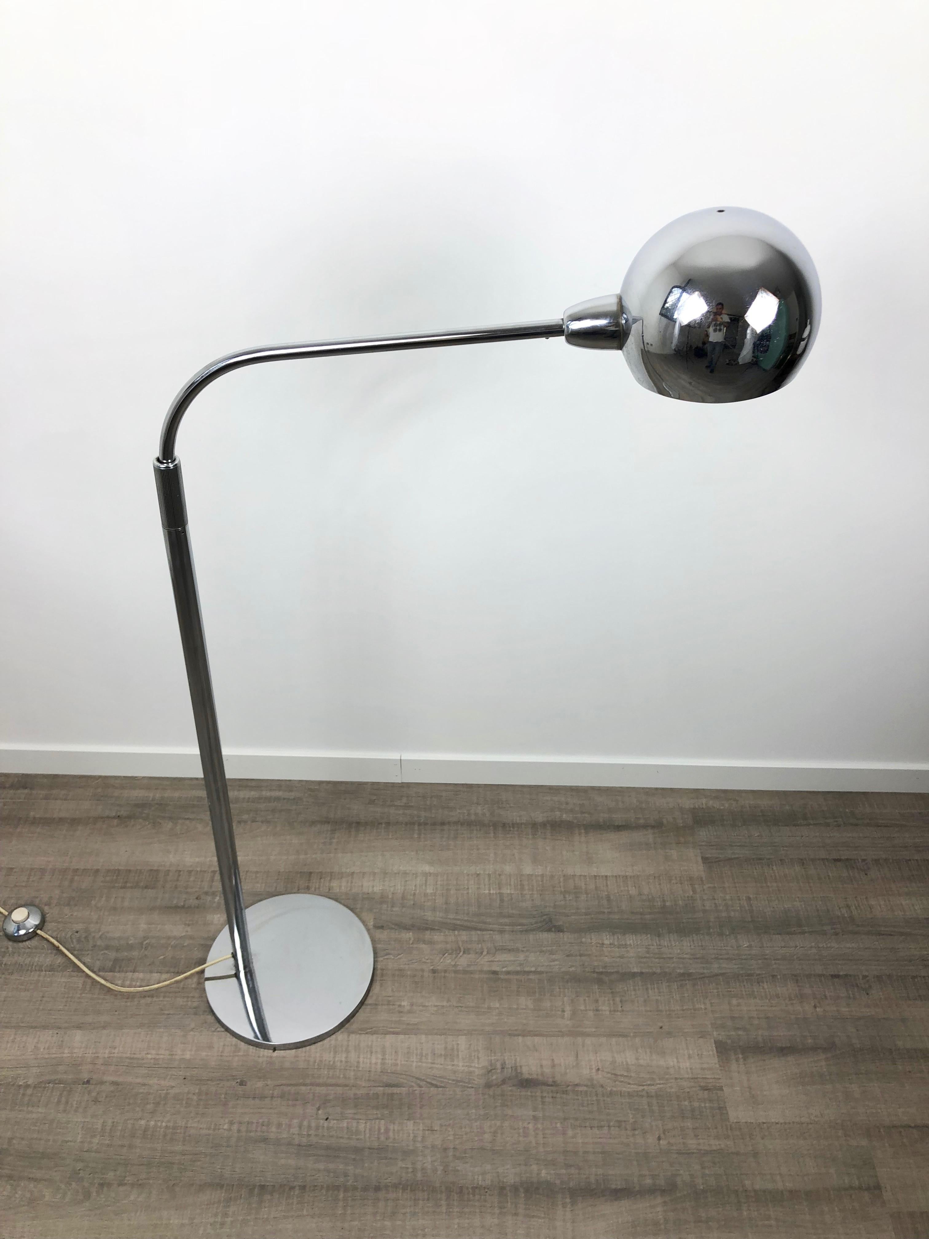 This lamp was made by Sergio Asti for candle in 1960. The height is adjustable (from cm 110 to 160) and the lamp is fully composed by chrome metal.
 