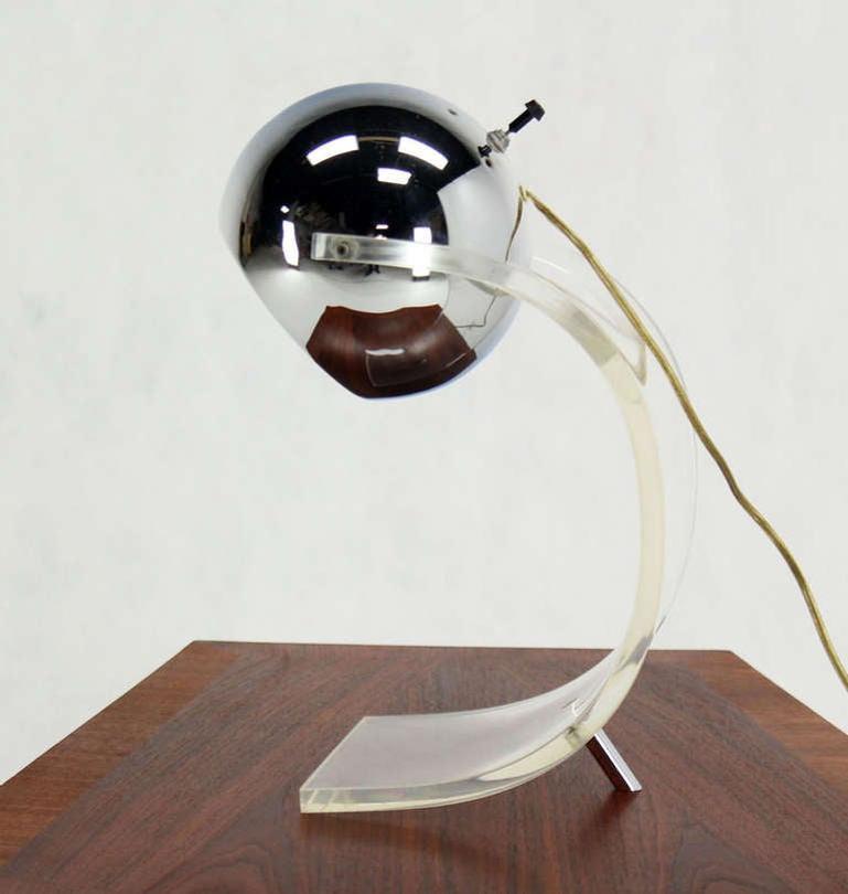 Très belle lampe de table moderne du milieu du siècle en chrome et lucite courbée.