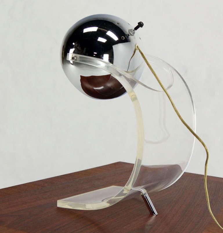 Mid-Century Modern Lampe de table ajustable à globe chromé et base en lucite The Moderns MINT ! en vente
