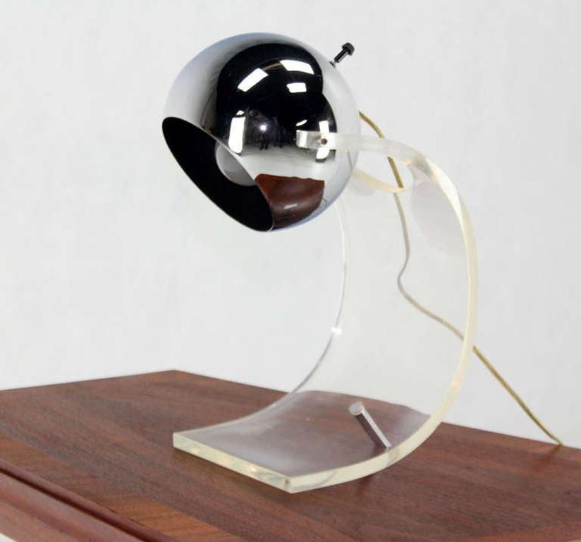 20ième siècle Lampe de table ajustable à globe chromé et base en lucite The Moderns MINT ! en vente