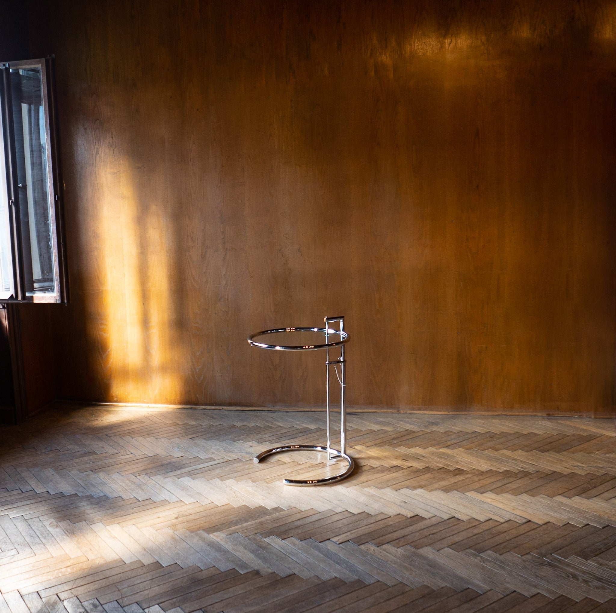Table d'appoint réglable en chrome E 1027 par Eileen Gray, Allemagne, années 1980.

Cette icône du design, conçue dans les années 1920 par la célèbre architecte et designer irlandaise Eileen Gray, présente un cadre en acier chromé avec une base