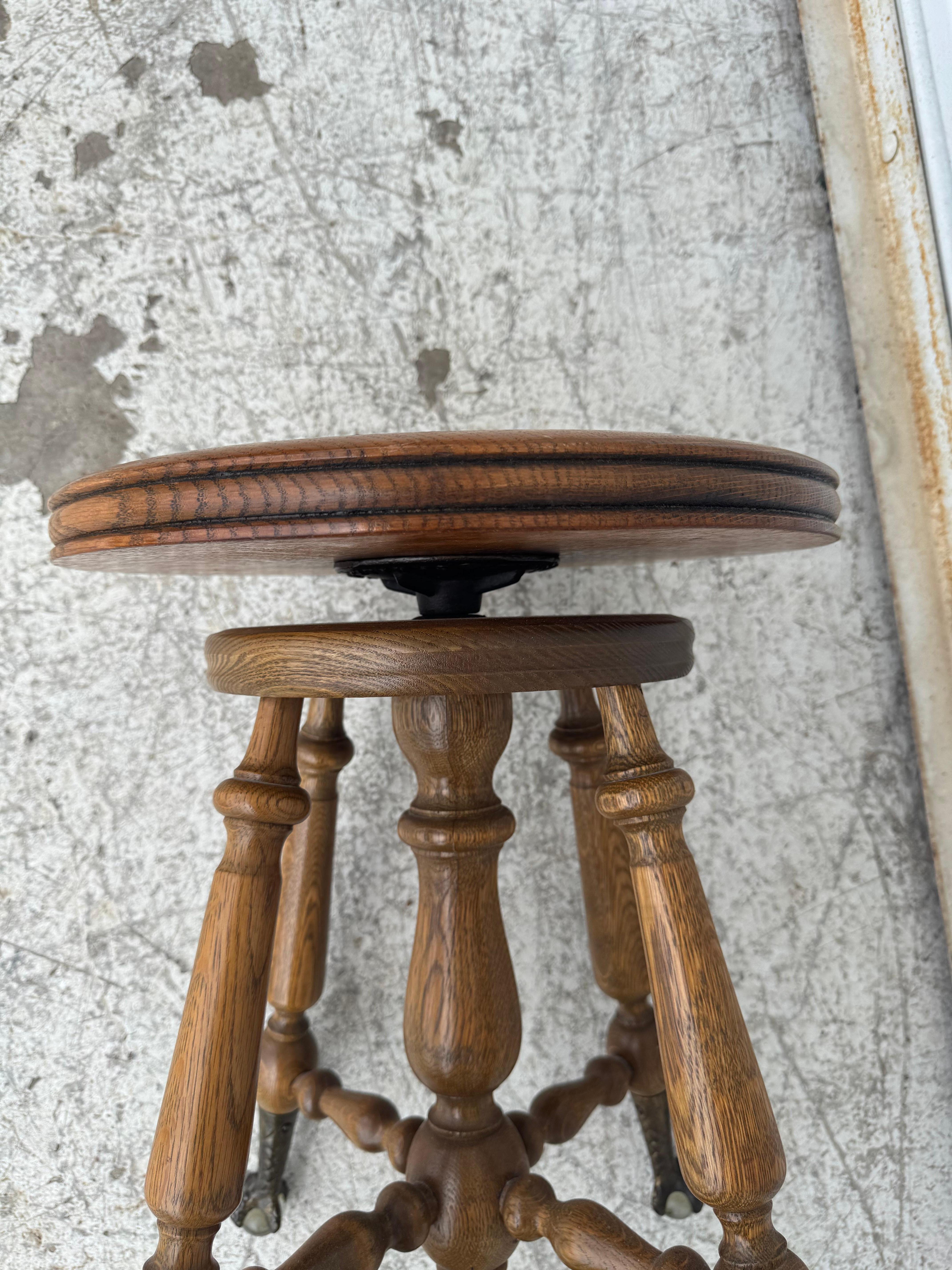 Taburete de Piano Ajustable Claw Ball siglo XX en venta