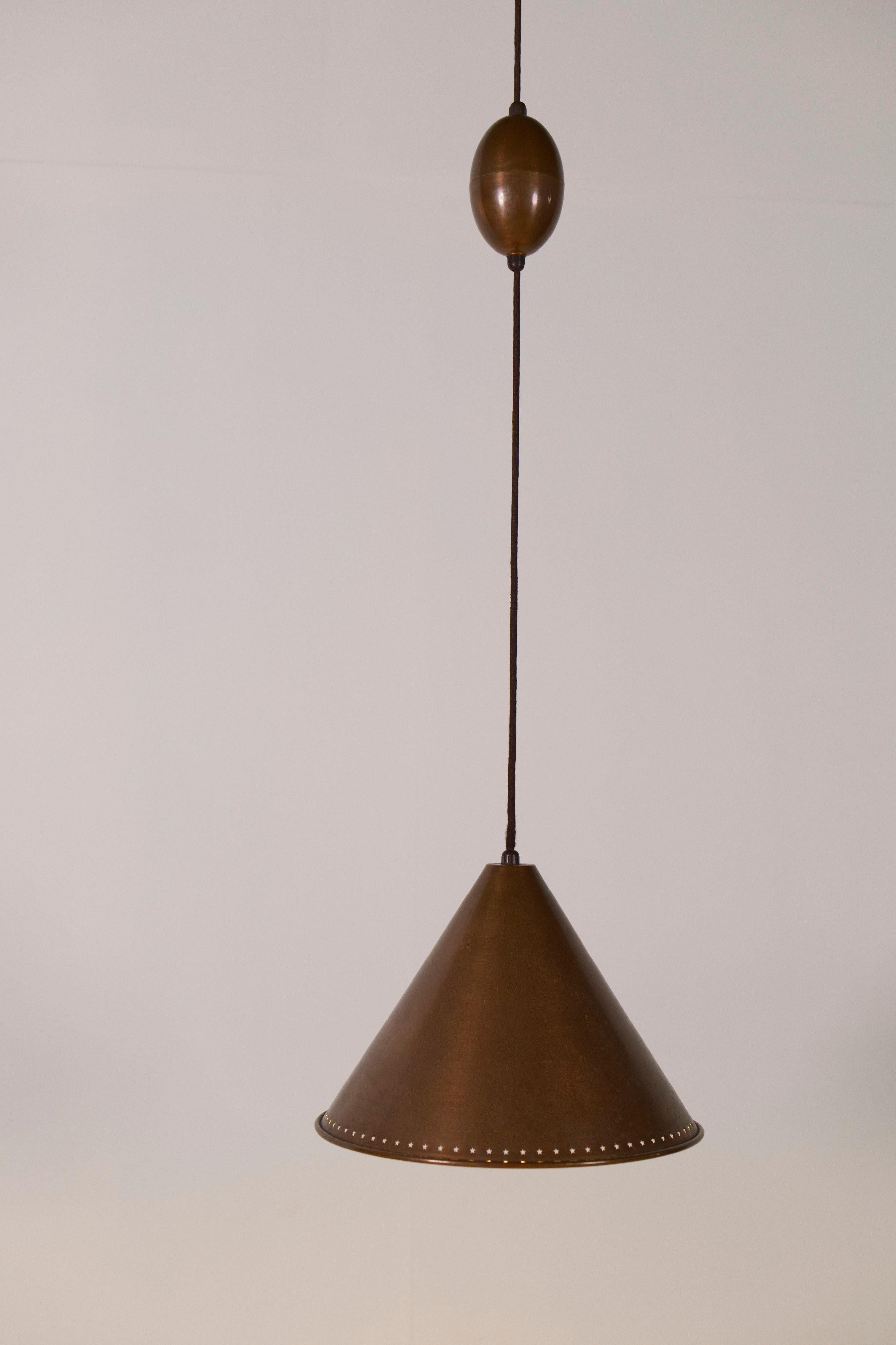 Adjustable Copper Billiard Pendant Lamp, Denmark, 1960s

A Danish pendant lamp from the 1960s, designed for use above a billiard or dining table. The shade is made of copper with a warm, natural patina, and the lamp is height-adjustable by means of
