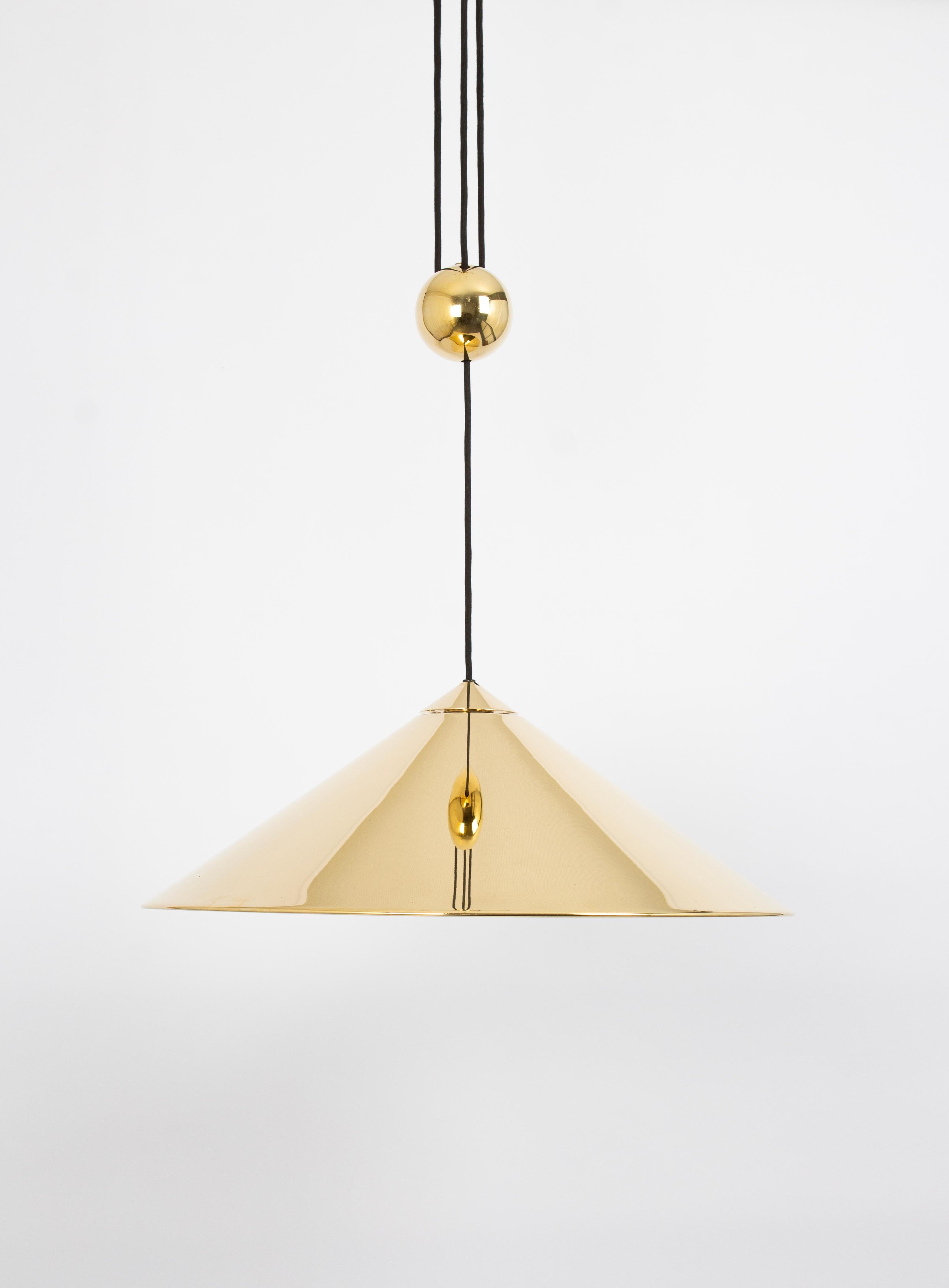 Stunning Adjustable Counterweight Brass Pendant Lamp Keos by Florian Schulz Germany 1970s

It is a masterpiece of design and craftsmanship. It seamlessly blends functionality and aesthetics to create a lighting fixture that's as much an art piece as