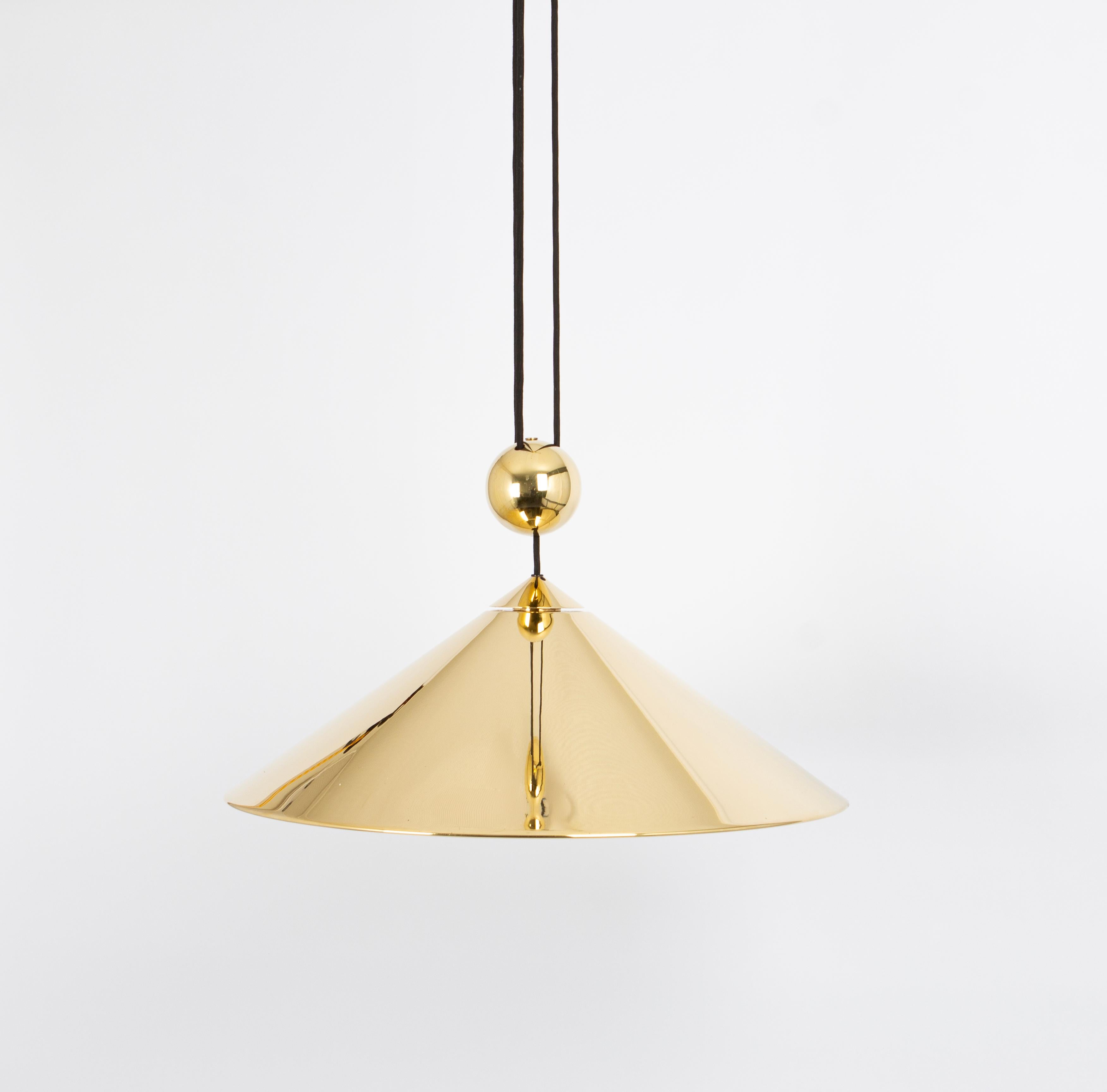 Adjustable Counterweight Brass Pendant Lamp Keos by Florian Schulz Germany 1970s In Good Condition In Aachen, NRW