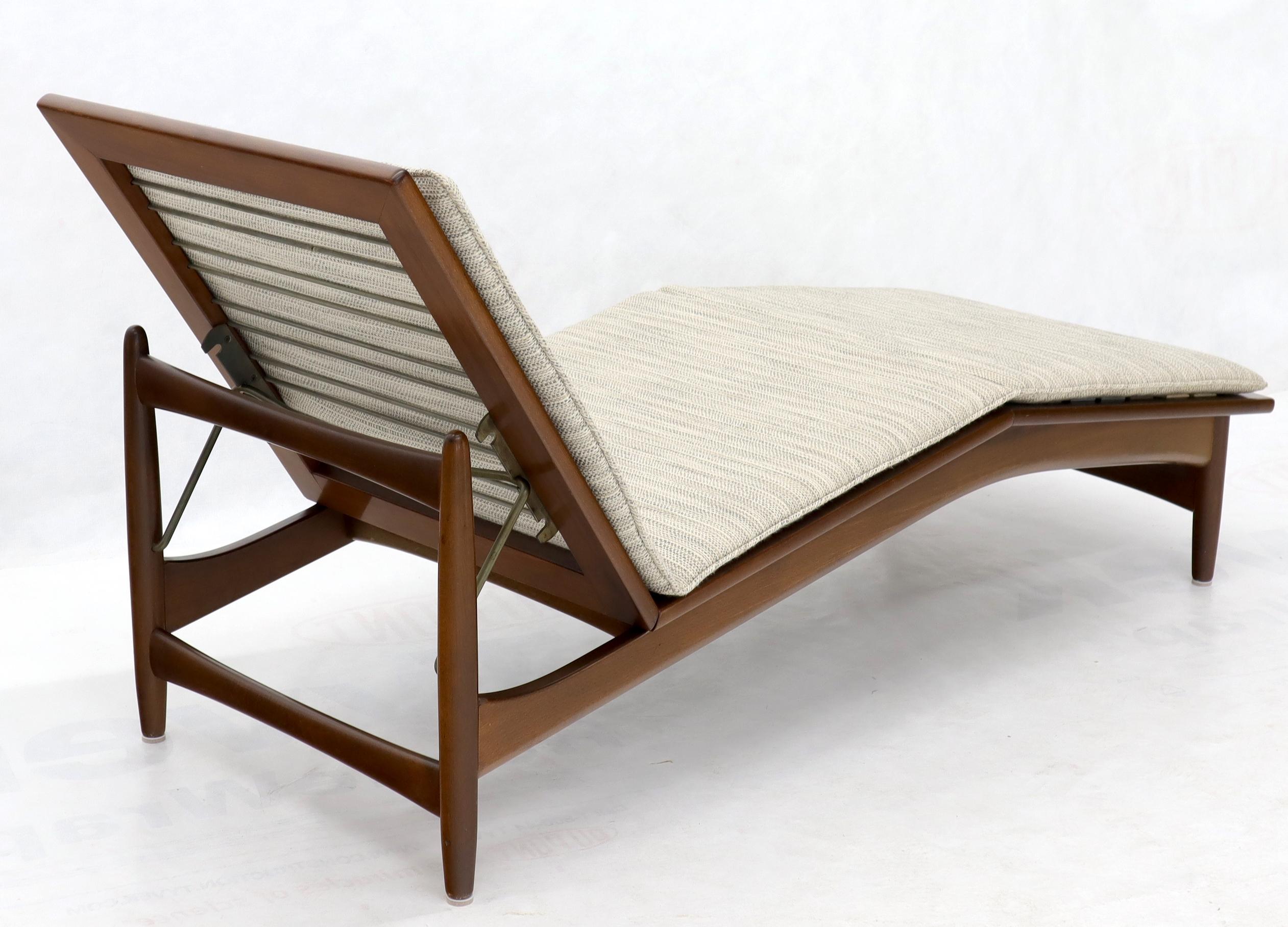 Verstellbare dänische chaise lounge aus der mitte des jahrhunderts von Selig im Zustand „Gut“ in Rockaway, NJ