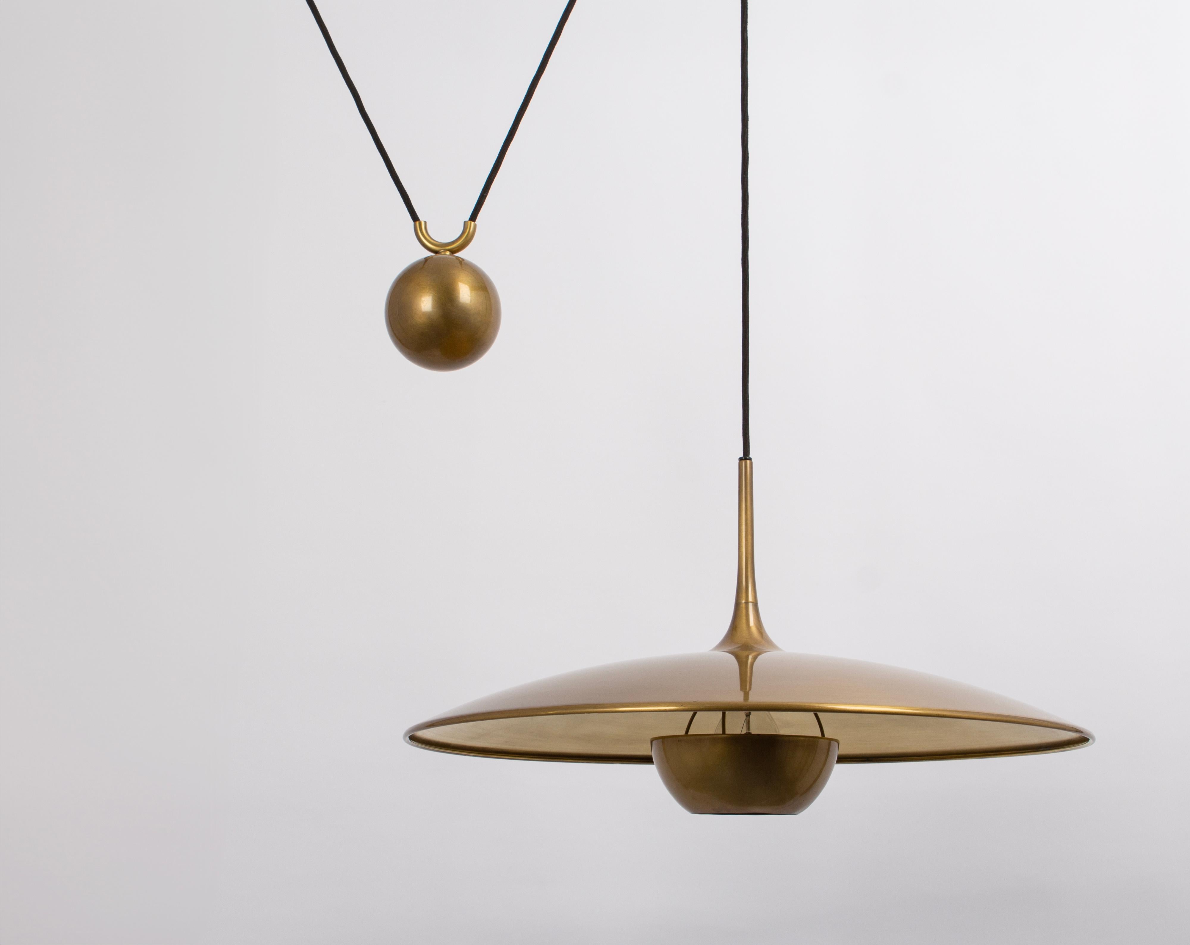 Stunning Onos dark brass pendant with adjustable counterweight designed by Florian Schulz, Germany, 1970s

It is a masterpiece of design and craftsmanship. It seamlessly blends functionality and aesthetics to create a lighting fixture that's as much