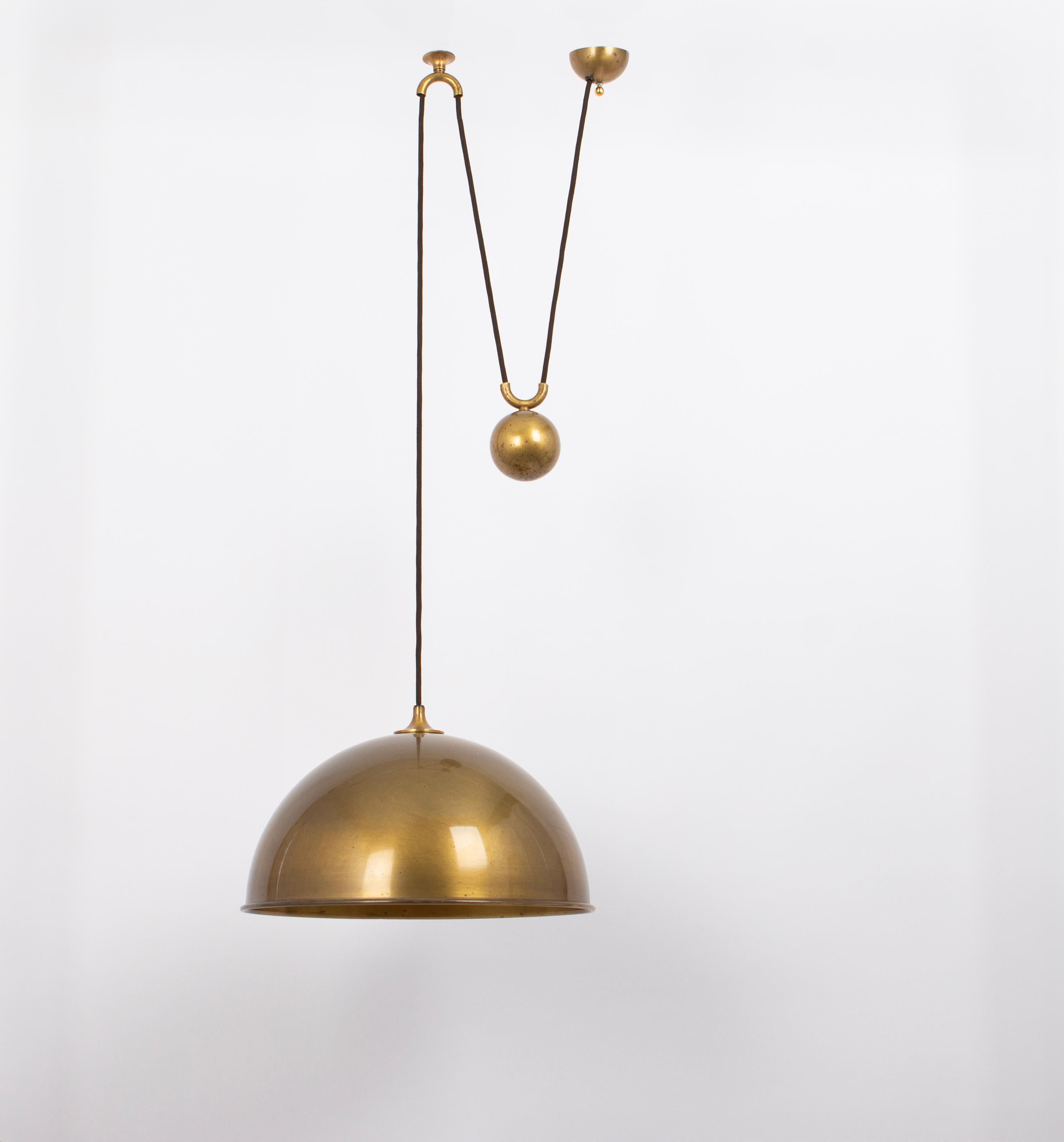 Stunning Posa brass pendant with adjustable counterweight designed by Florian Schulz, Germany, 1970s

It is a masterpiece of design and craftsmanship. It seamlessly blends functionality and aesthetics to create a lighting fixture that's as much an