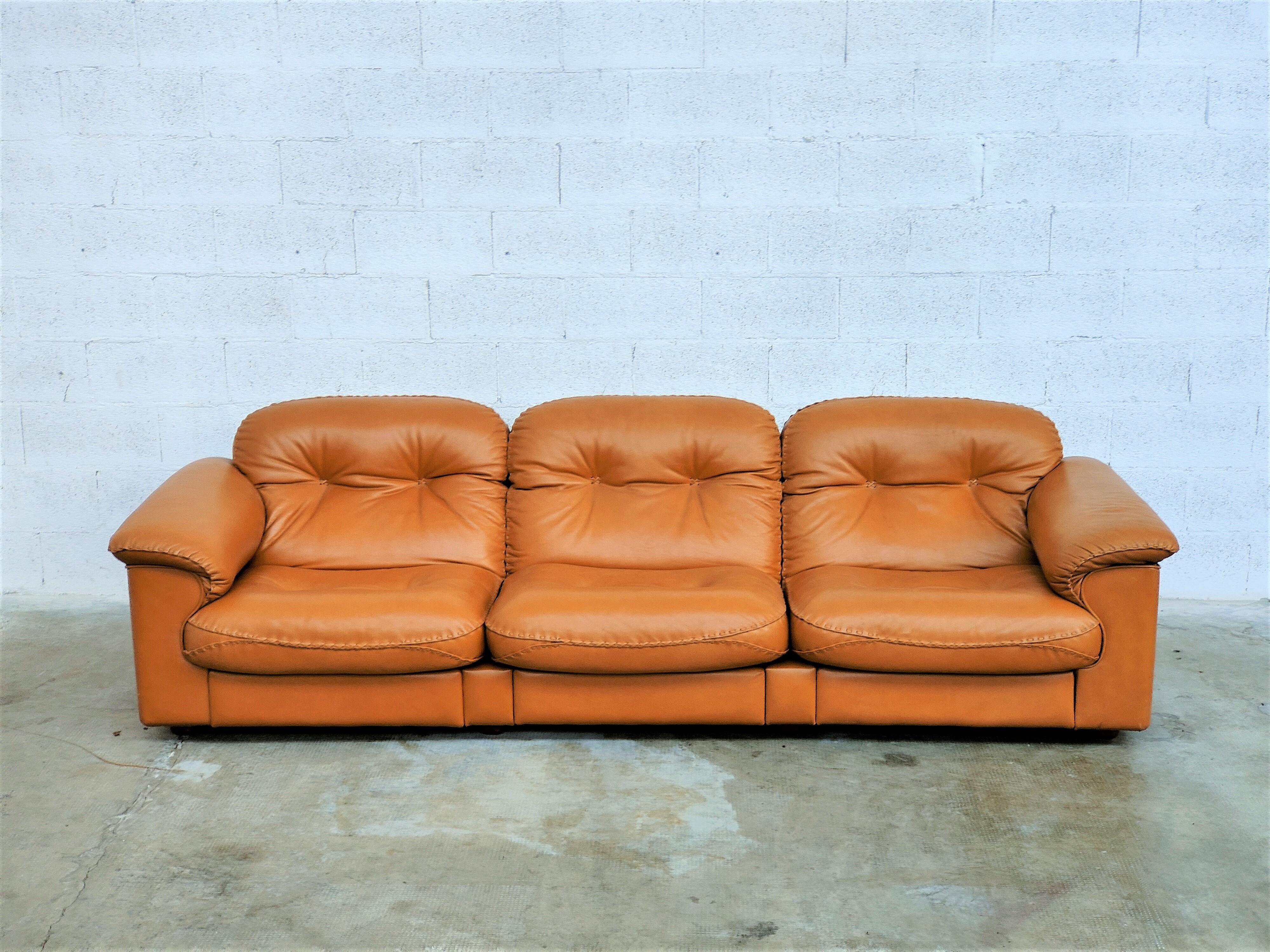 De Sede leather lounge sofa upholstered in light brown leather, c.1970s. 
These Swiss made sofa feature a reclining mechanism that allows the seats to extend forward while the back rests recline for maximum comfort.
 The hand stitched seams add a