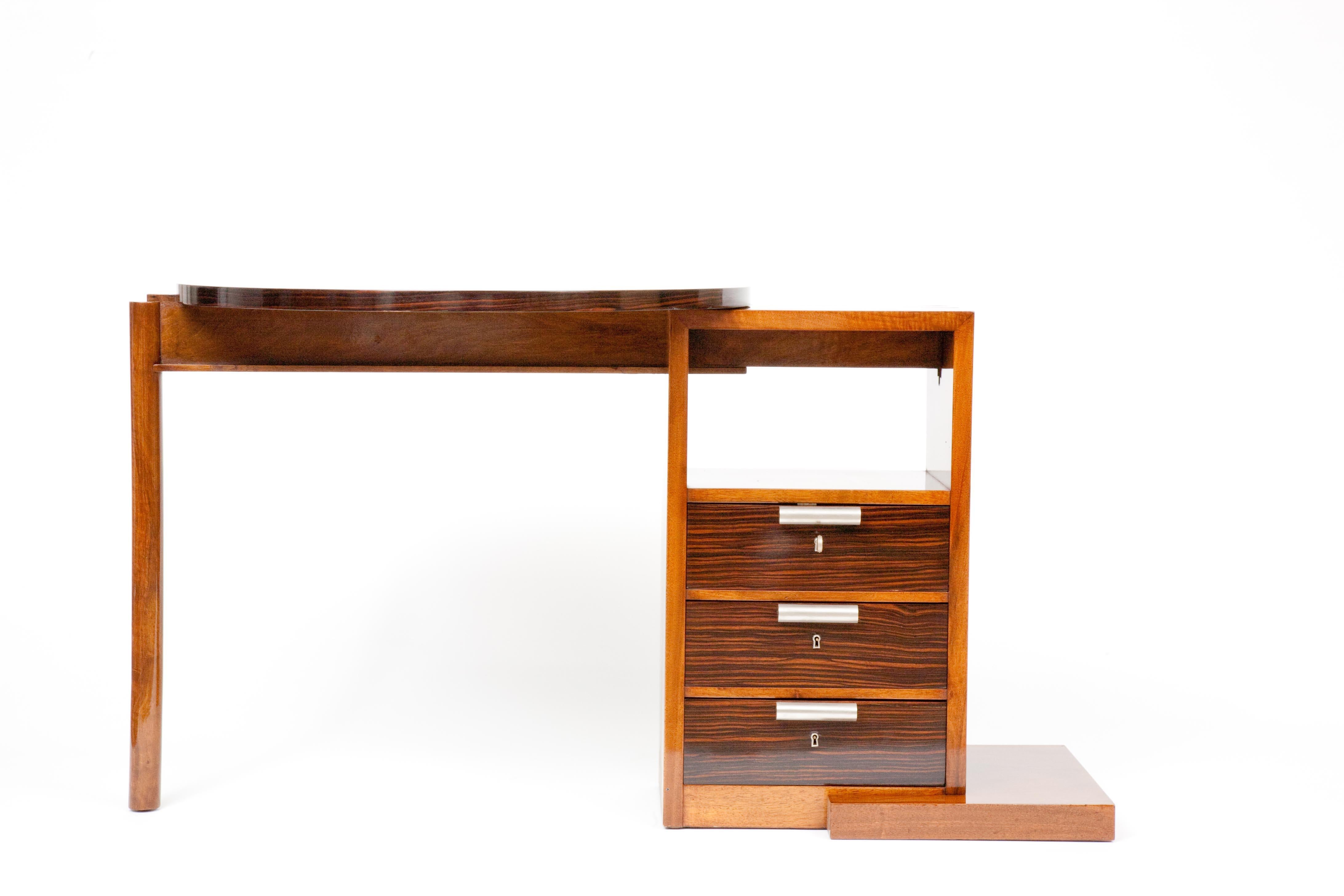 Ce bureau extensible/réglable est une création d'André Sornay en bois exotique datant de 1930. Sa structure et son design avec le plateau circulaire sont très représentatifs du travail de Sornay.