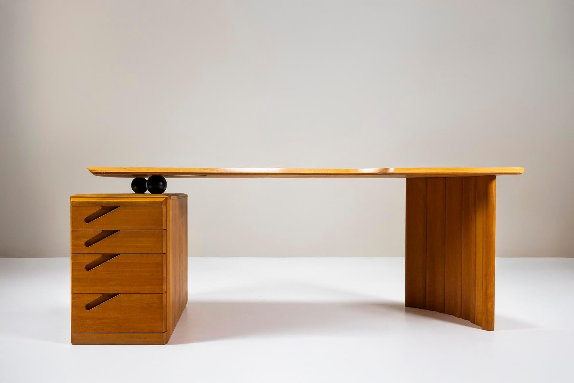 Un pezzo sorprendente del design francese degli anni '80, questa scrivania di Seltz incarna un approccio unico alla costruzione e alla forma. Progettato con precisione e un chiaro senso di innovazione, gioca con l'equilibrio, la funzionalità e la