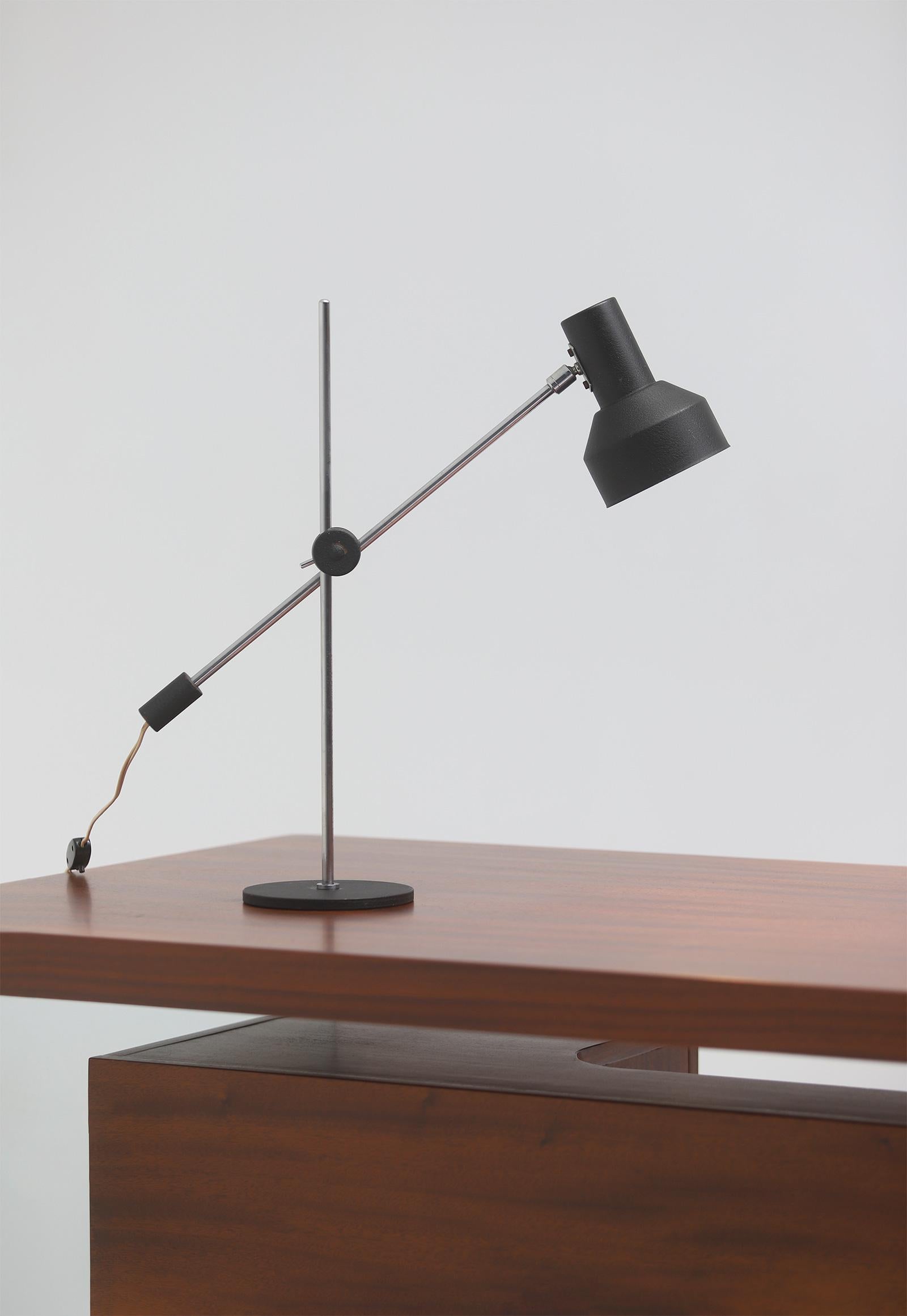 Mid-century adjustable black desk Lamp from the 1950s In Good Condition For Sale In Antwerpen, Antwerp