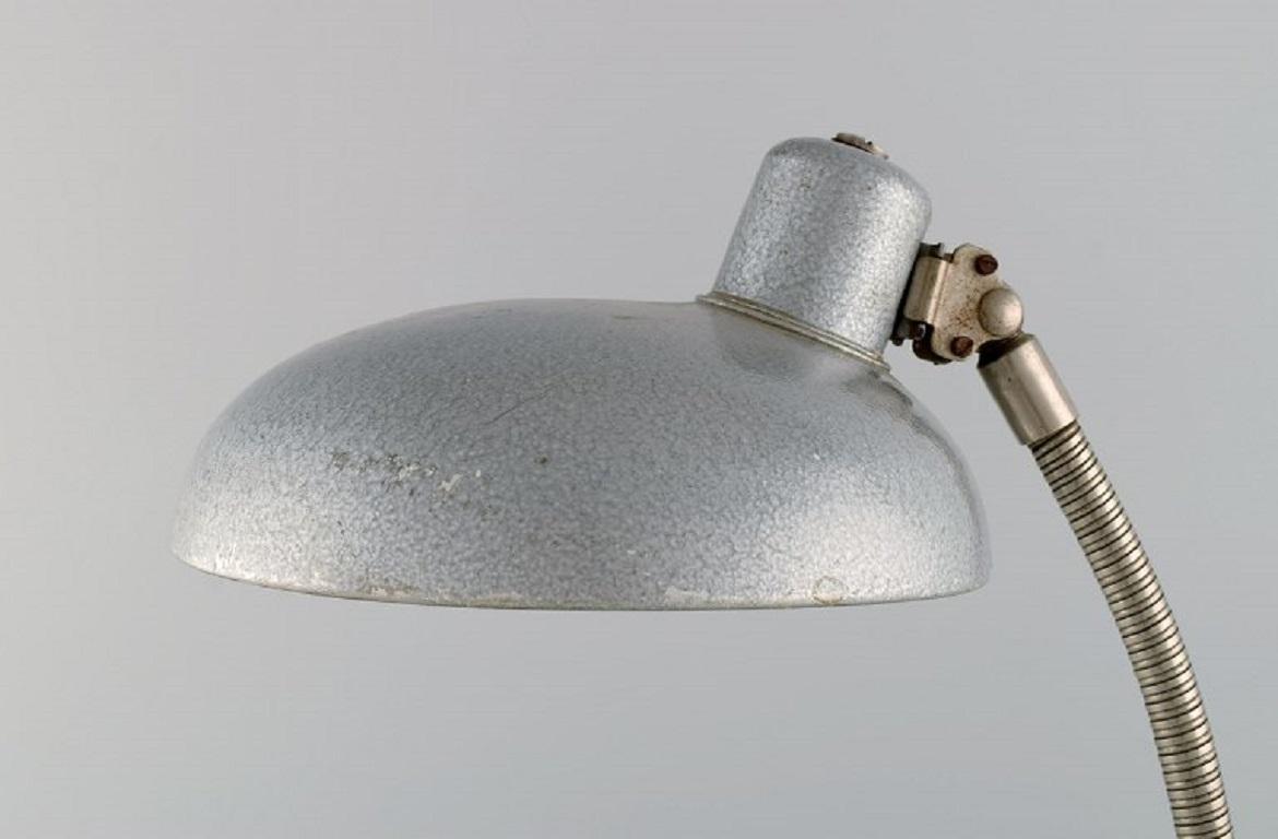 Verstellbare Schreibtischlampe in originalem Metallic-Lack. Industriedesign, Mitte des 20. Jahrhunderts.
Höhe: 43 cm.
Fußdurchmesser: 18 cm.
Bildschirmdurchmesser: 23 cm.
In ausgezeichnetem Zustand.
Geringe Gebrauchsspuren.