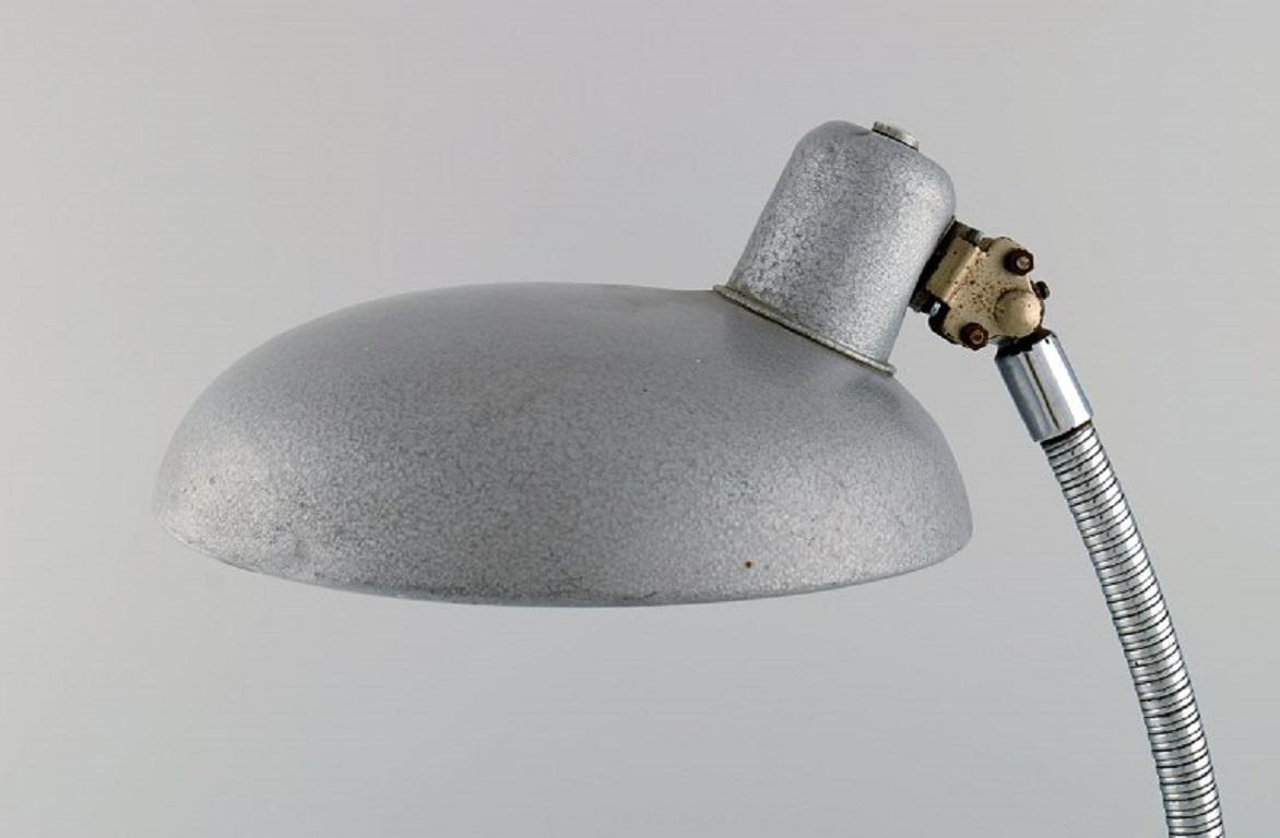 Verstellbare Schreibtischlampe in originalem Metallic-Lack. Industriedesign, Mitte des 20. Jahrhunderts.
Maße: Höhe: 43 cm.
Fußdurchmesser: 18 cm.
Bildschirmdurchmesser: 23 cm.
In ausgezeichnetem Zustand.
Geringe Gebrauchsspuren.