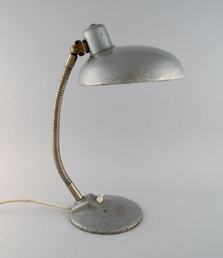 Verstellbare Schreibtischlampe in originalem Metallic-Lack, Industriedesign, Mitte des 20. Jahrhunderts im Zustand „Gut“ im Angebot in Copenhagen, DK