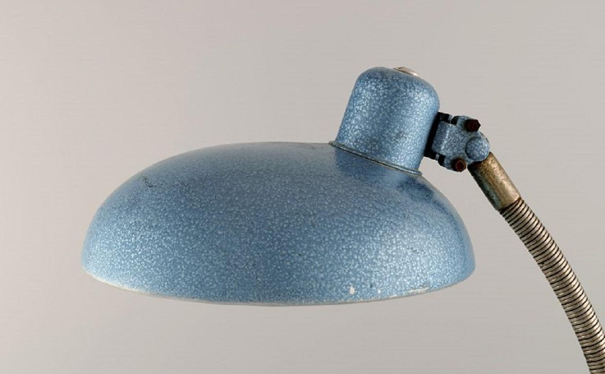 Verstellbare Schreibtischlampe in original türkisem Metallic-Lack. 
Industriedesign, Mitte des 20. Jahrhunderts.
Höhe: 43 cm.
Fußdurchmesser: 18 cm.
Bildschirmdurchmesser: 23 cm.
In ausgezeichnetem Zustand.
Geringe Gebrauchsspuren.