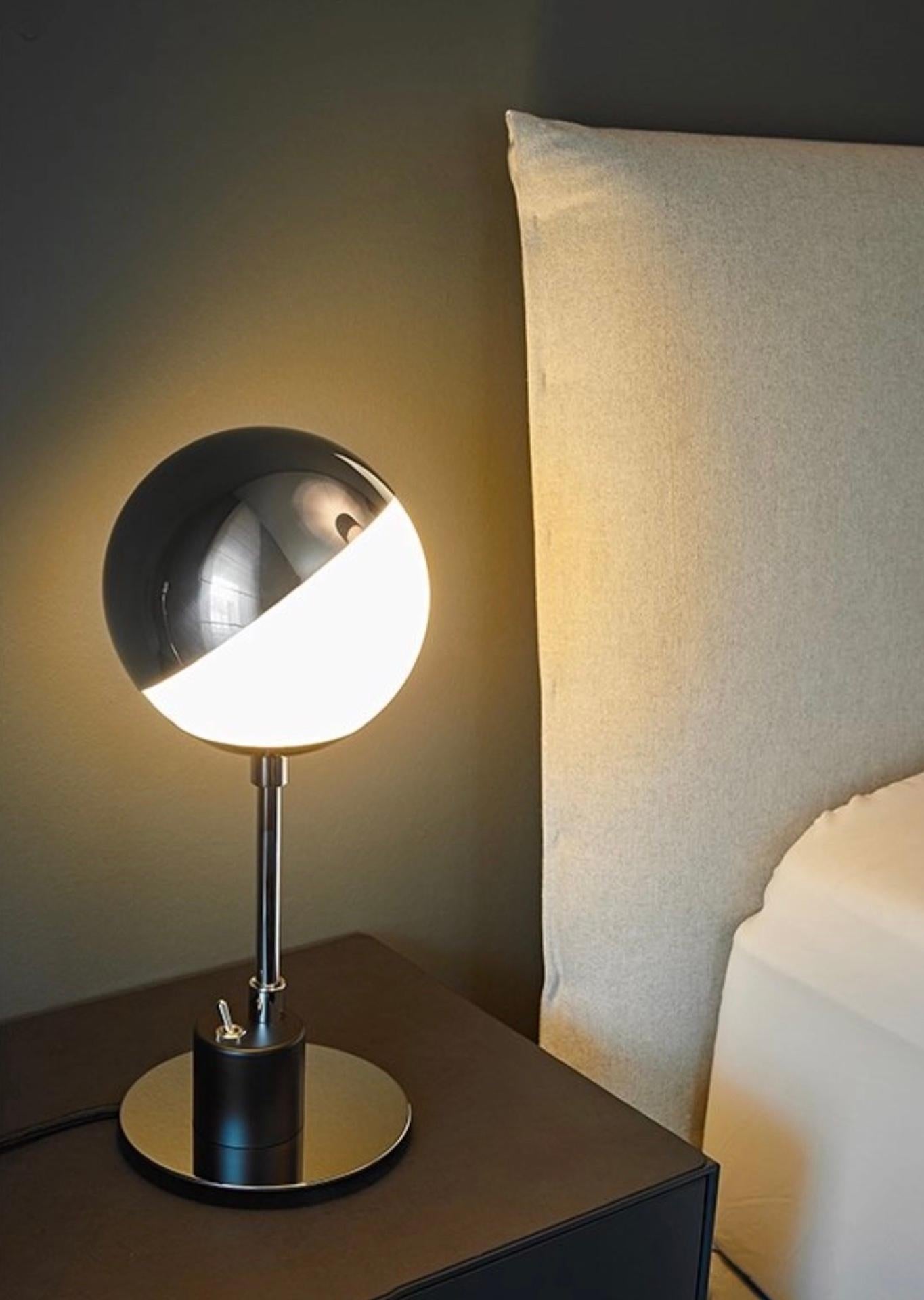 This lamp design was developed by a group of architects from the Swedish functionalist movement, which emerged at the same time as the Bauhaus era. A similar lamp was produced by Gispen in the Netherlands at the same time – once again, a hemisphere