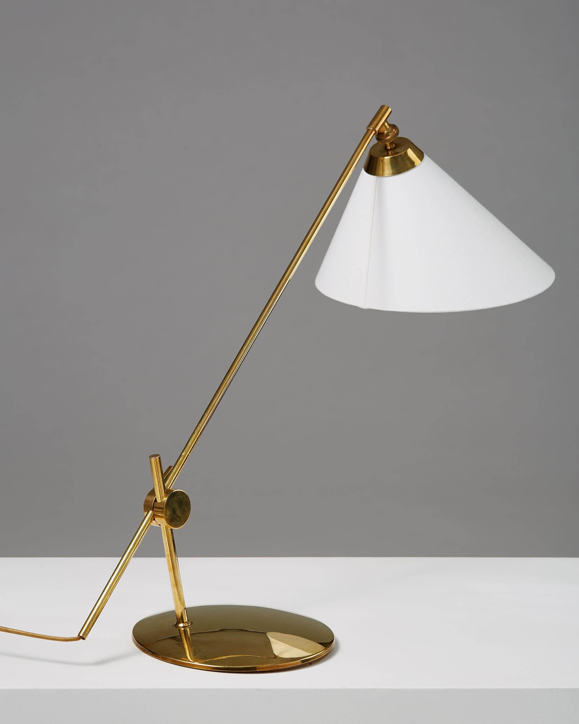 Lampe de bureau ou de table réglable modèle THV-375. Laiton et abat-jour en coton.