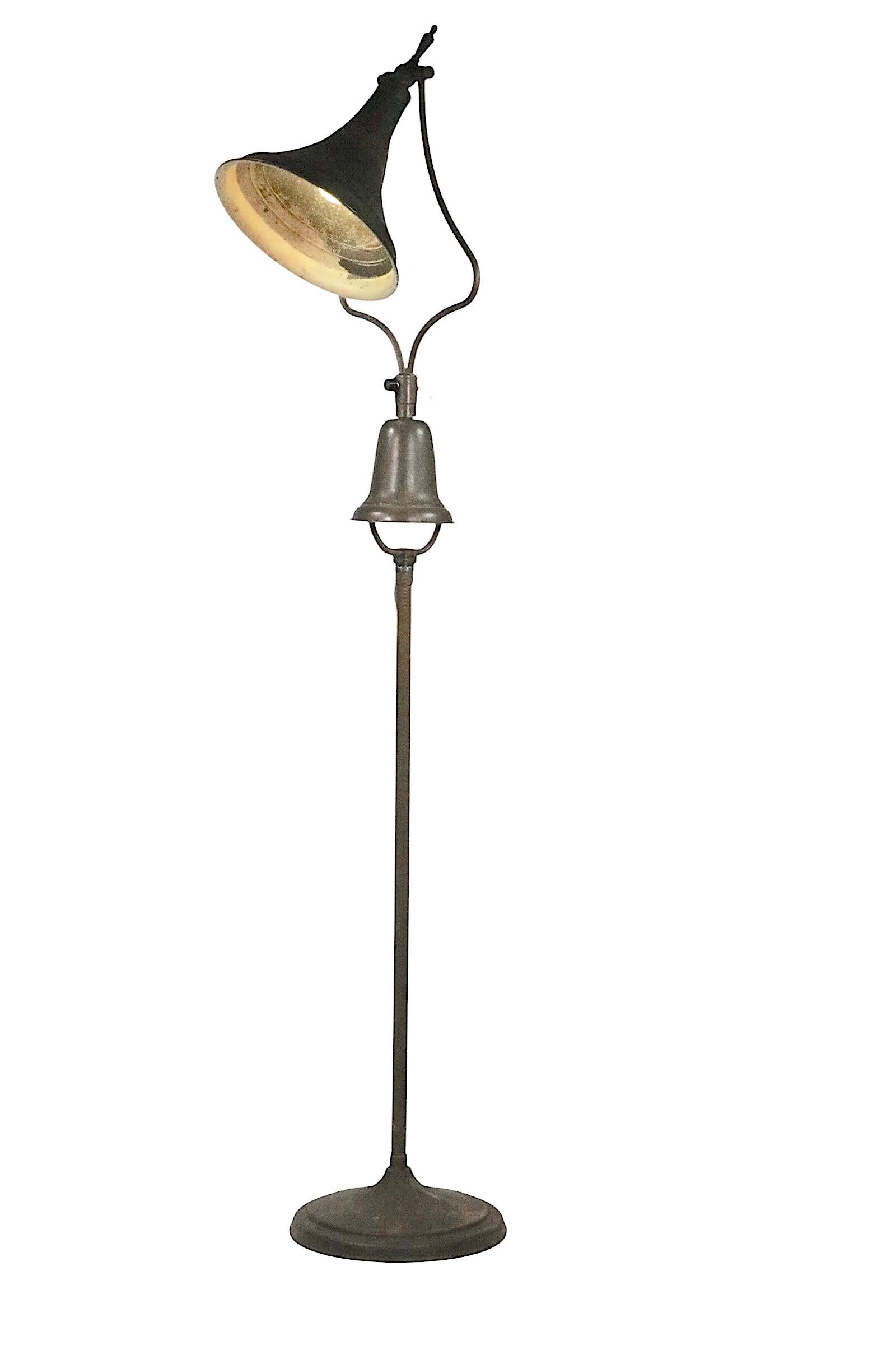 Lampadaire classique ajustable de style industriel pour médecins, par Will Ross Inc. de Milwaukee Wis. circa 1930's. La lampe comporte un abat-jour supérieur en forme de cloche, qui bascule d'avant en arrière, ainsi qu'une petite lampe