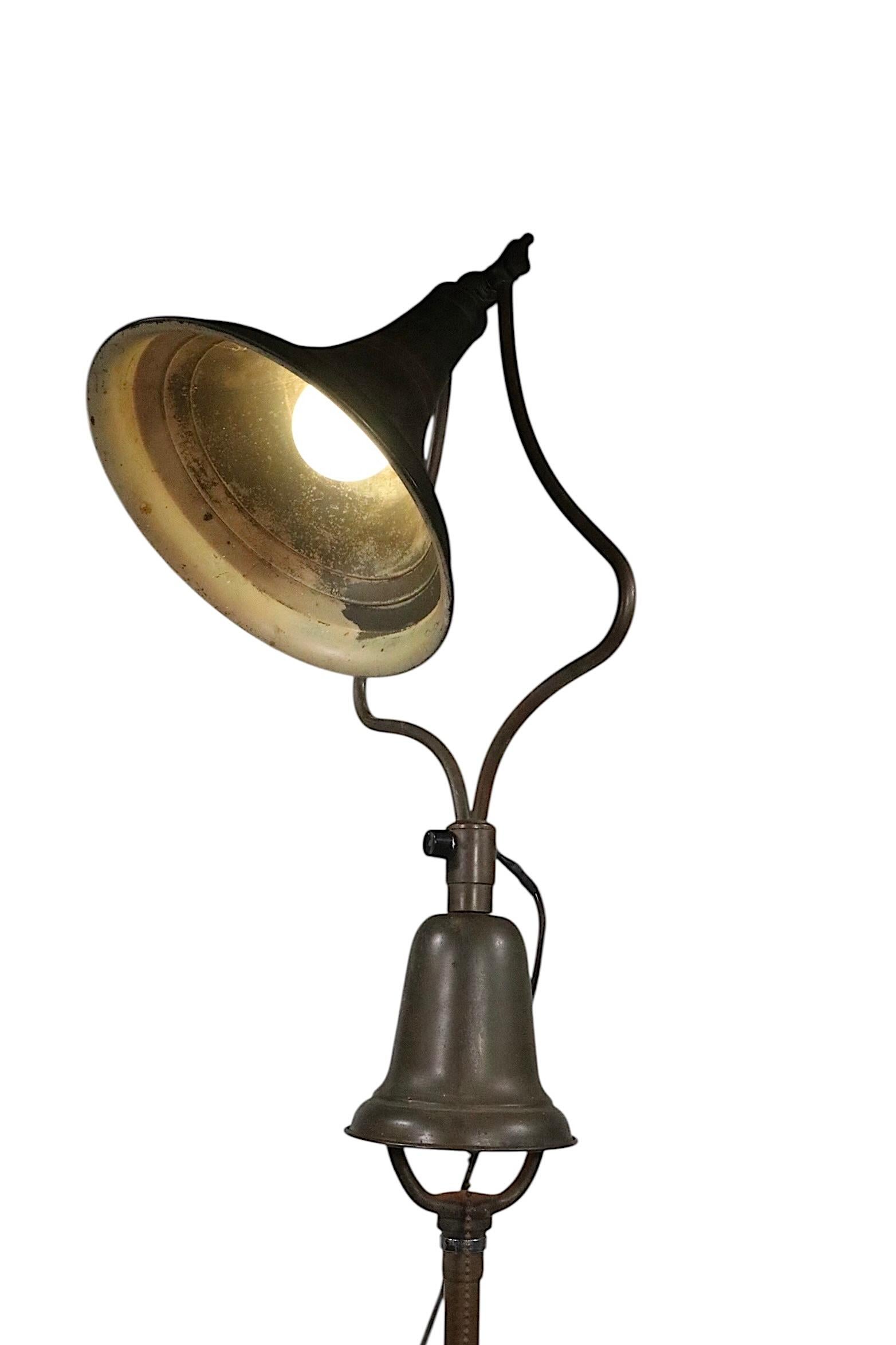 Milieu du XXe siècle Lampadaire réglable Doctors par  Will Ross Inc. vers les années 1930 en vente