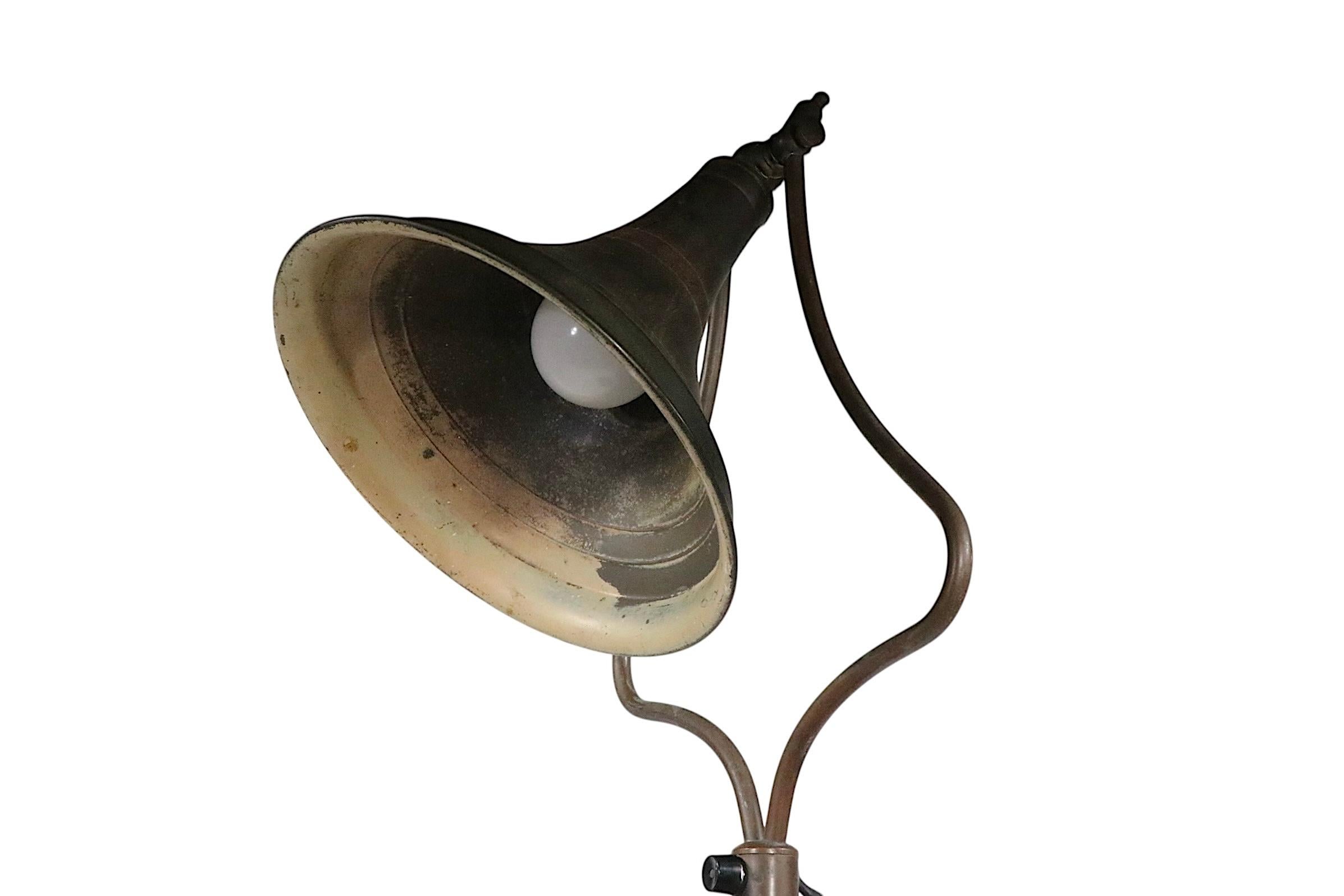 Lampadaire réglable Doctors par  Will Ross Inc. vers les années 1930 en vente 1