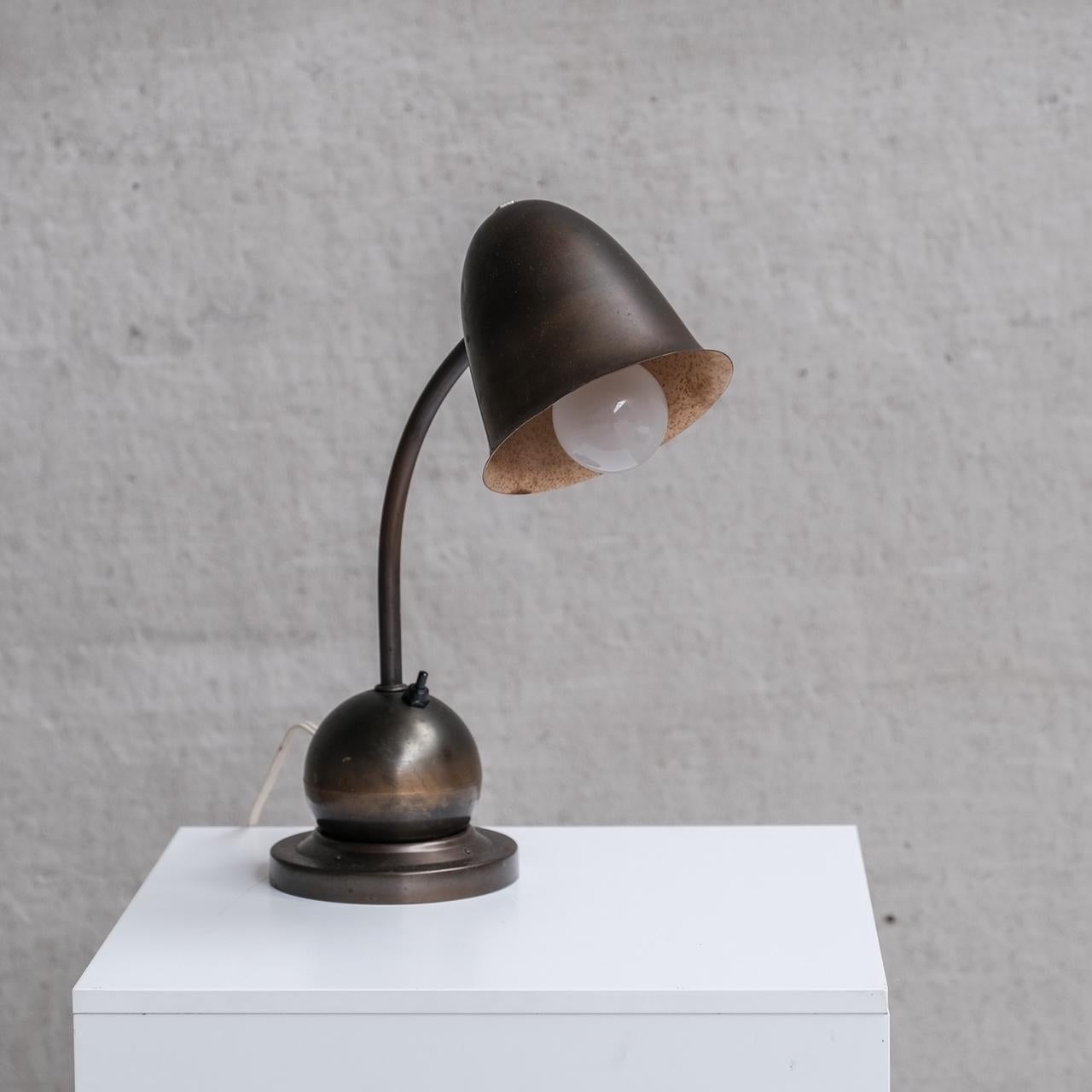 Une lampe de table de qualité rare par W.H. Gispen pour Daalderop.

Hollande, c1930s.

La lourde boule en laiton repose simplement sur le rebord de la base en laiton.

La lampe peut donc tourner et se déplacer librement.

Laiton peint.

Depuis le