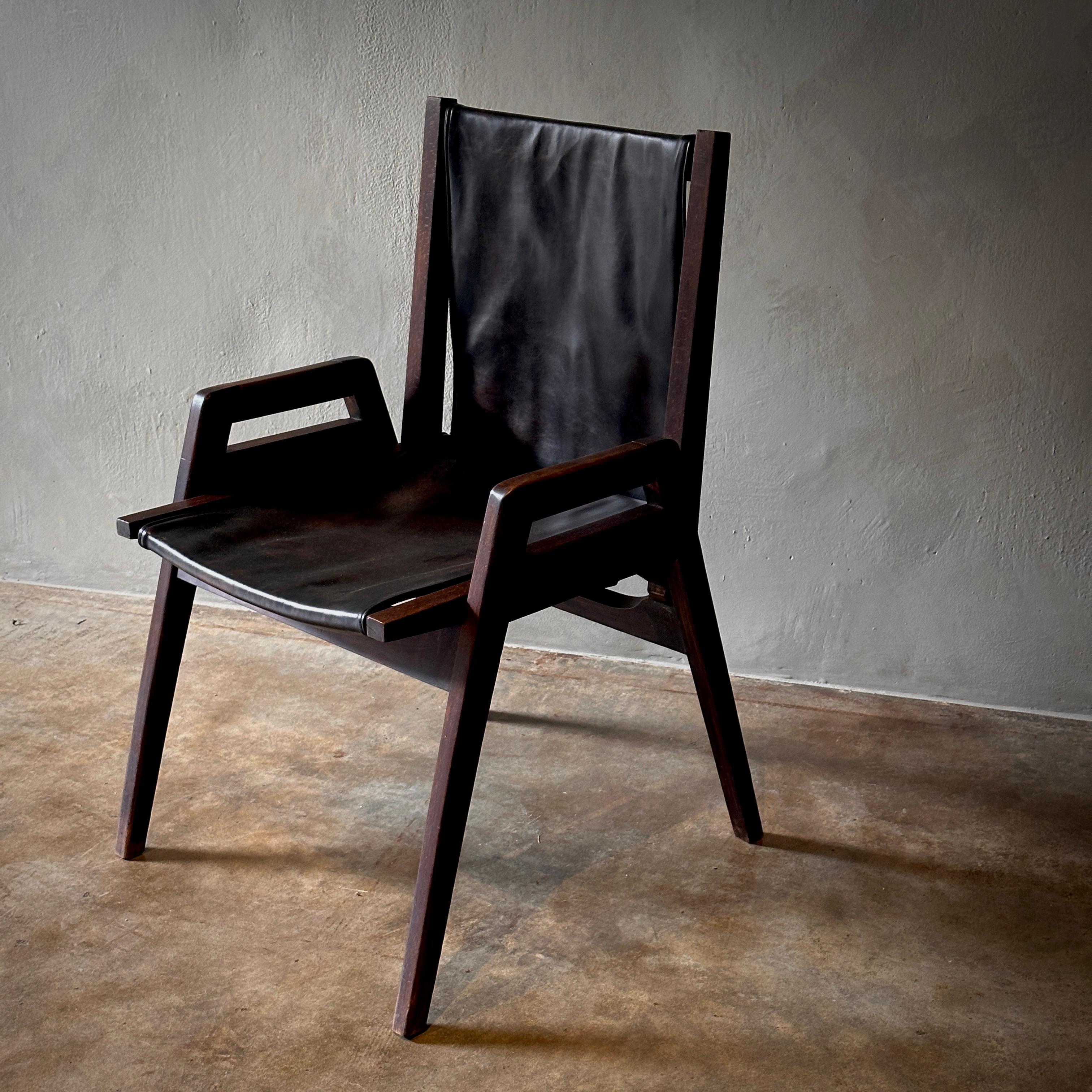 Esta butaca baja ajustable de estilo de la Reconstrucción francesa de los años 40 combina funcionalidad con una estética de buen gusto. La silla tiene un lujoso asiento de cuero marrón sostenido por un robusto armazón de madera. Está diseñado para