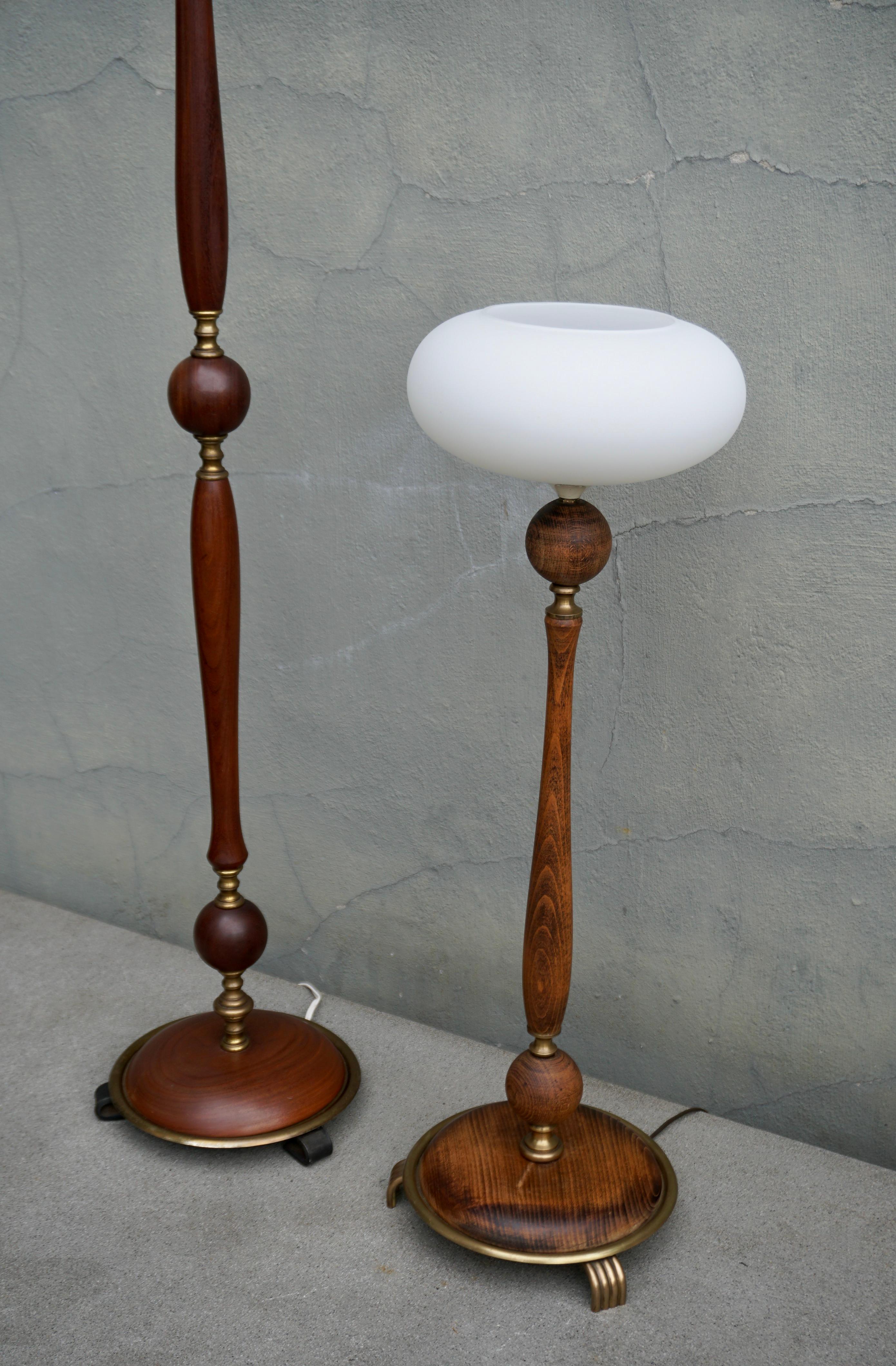 Conjunto de lámpara de pie y sobremesa regulables de madera y latón con pantallas de cristal en venta 3