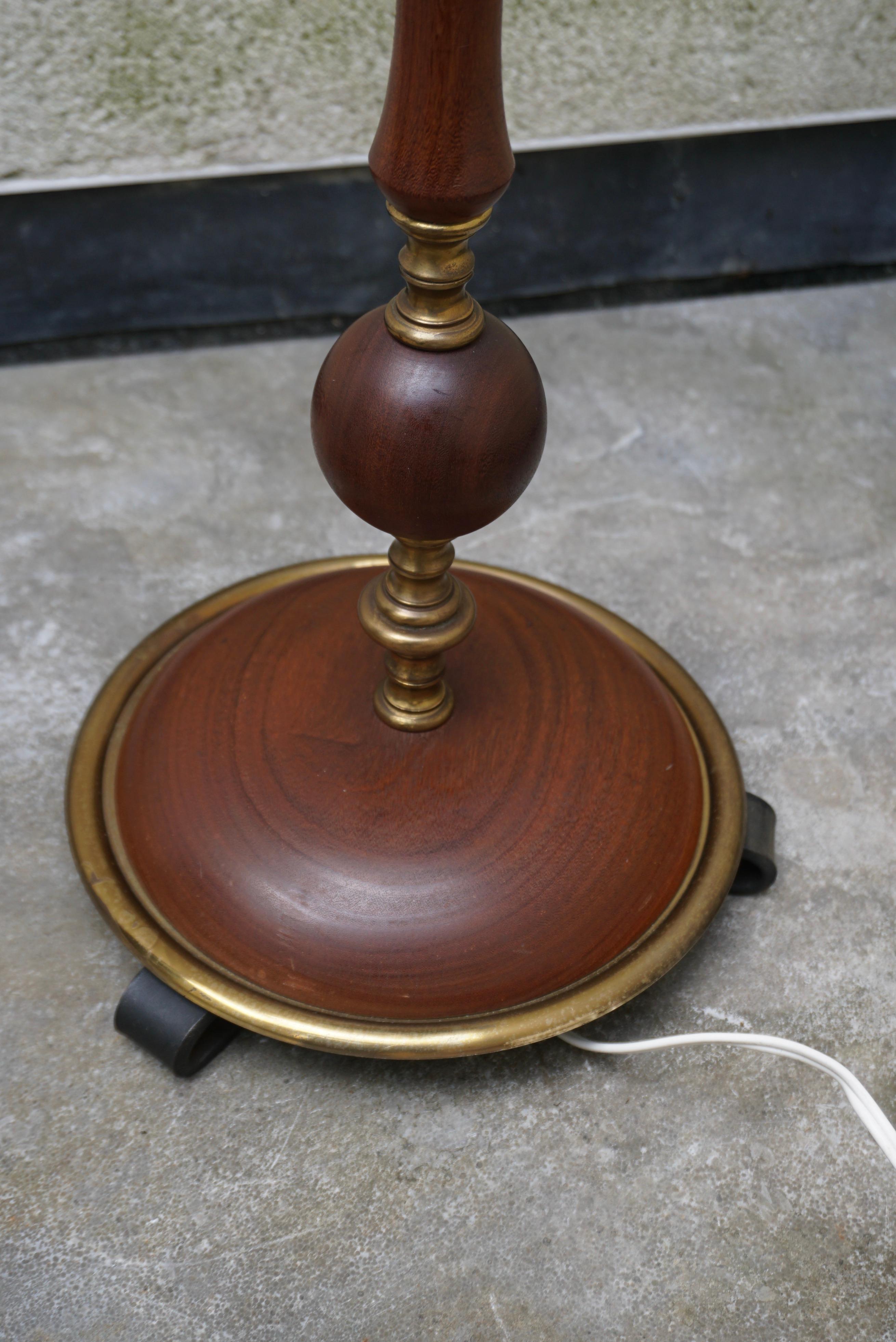 Conjunto de lámpara de pie y sobremesa regulables de madera y latón con pantallas de cristal en venta 10