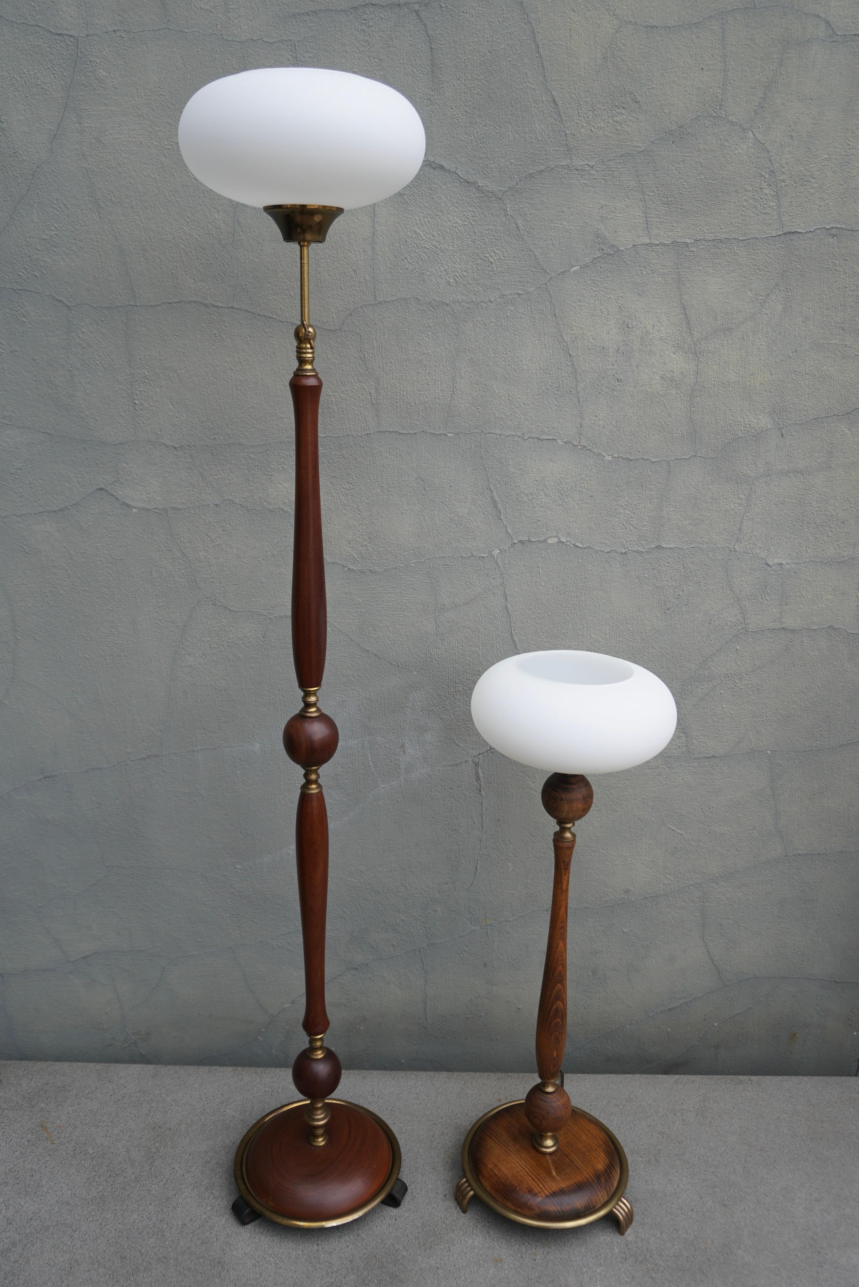 Conjunto de lámpara de pie y sobremesa regulables de los años 50 en madera y latón con pantallas de cristal opalino.

Añade un toque de elegancia de mediados de siglo a tu hogar con este precioso conjunto de una lámpara de pie regulable y una