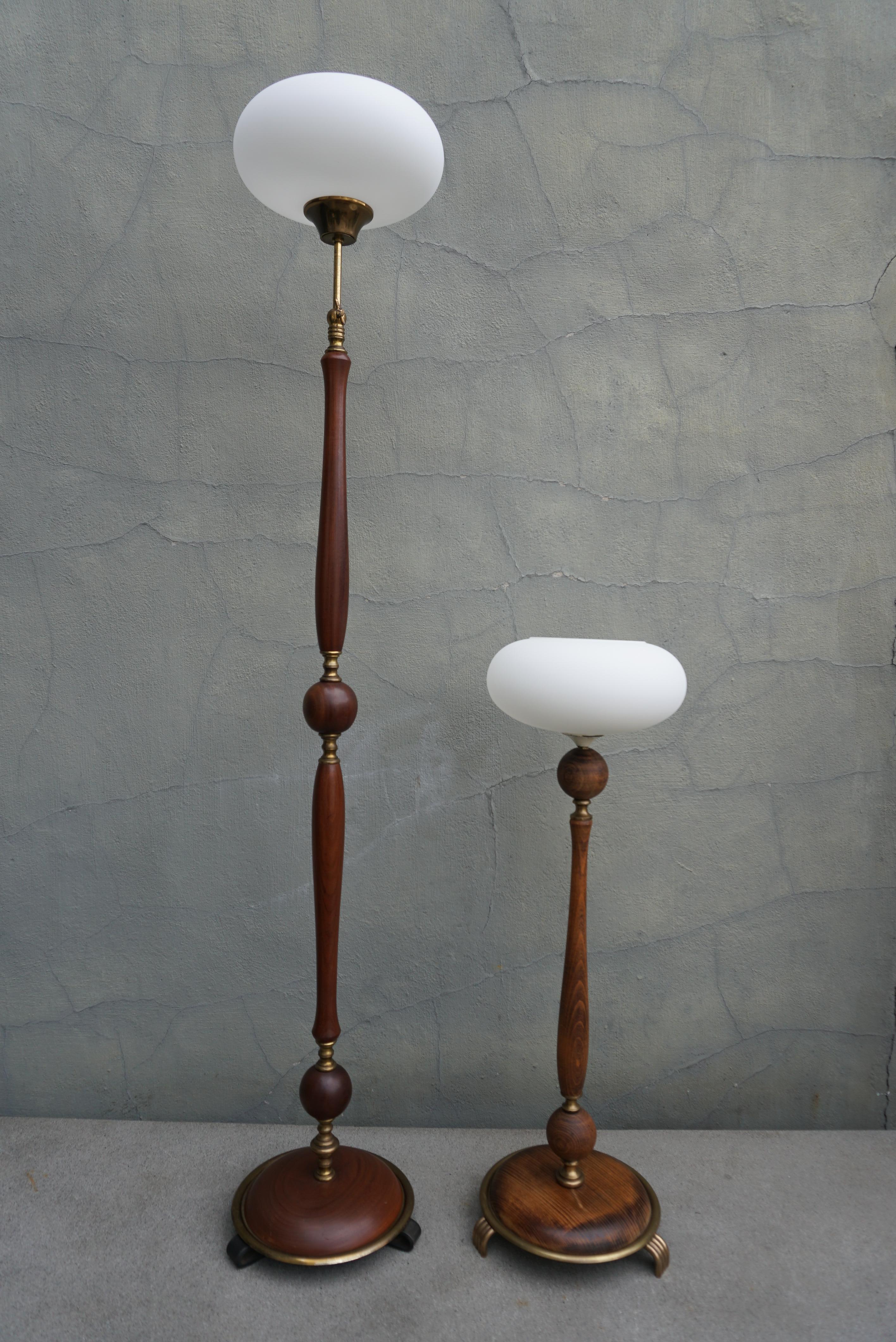 Conjunto de lámpara de pie y sobremesa regulables de madera y latón con pantallas de cristal Moderno de mediados de siglo en venta