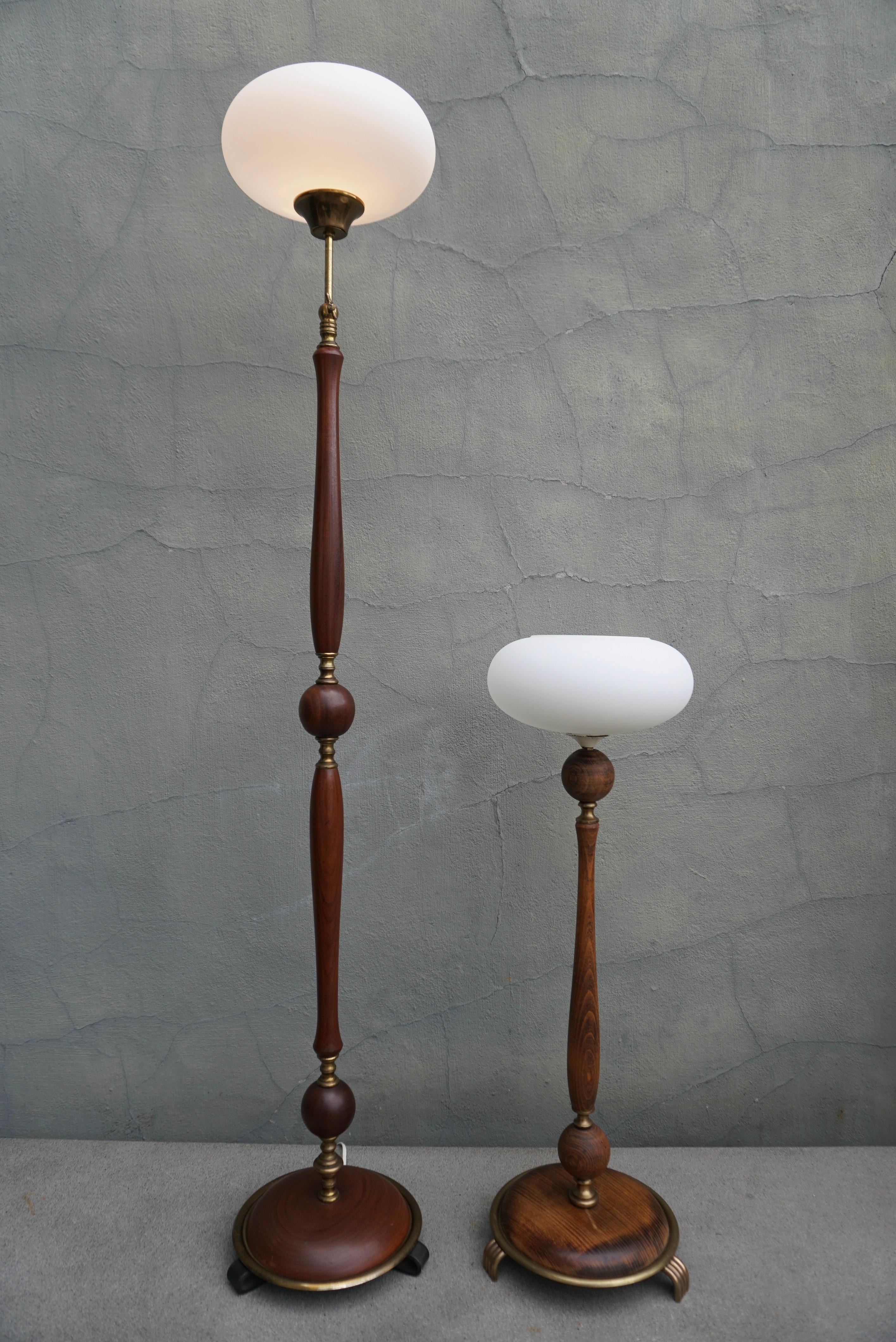 Conjunto de lámpara de pie y sobremesa regulables de madera y latón con pantallas de cristal en Bueno estado para la venta en Antwerp, BE