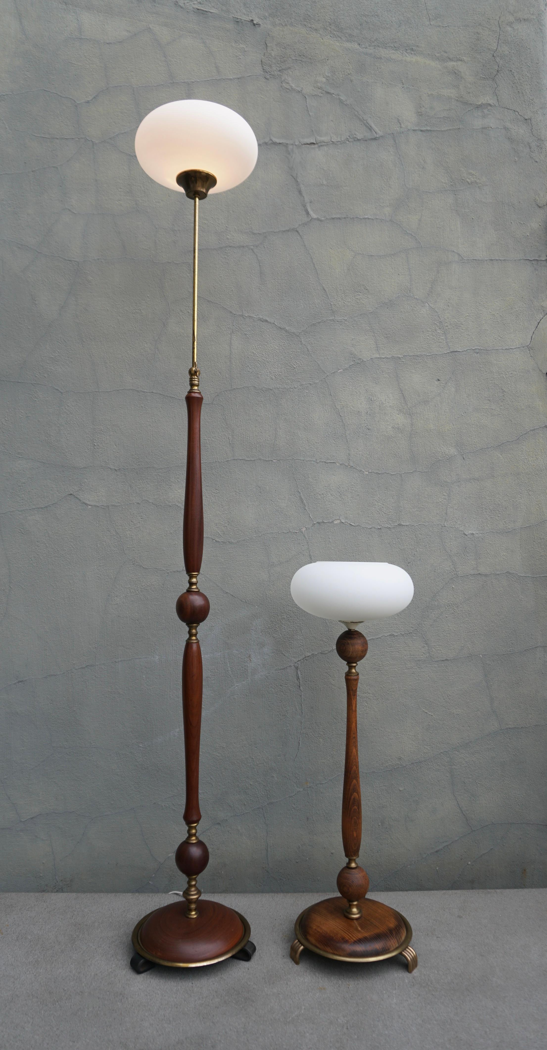 Conjunto de lámpara de pie y sobremesa regulables de madera y latón con pantallas de cristal siglo XX en venta