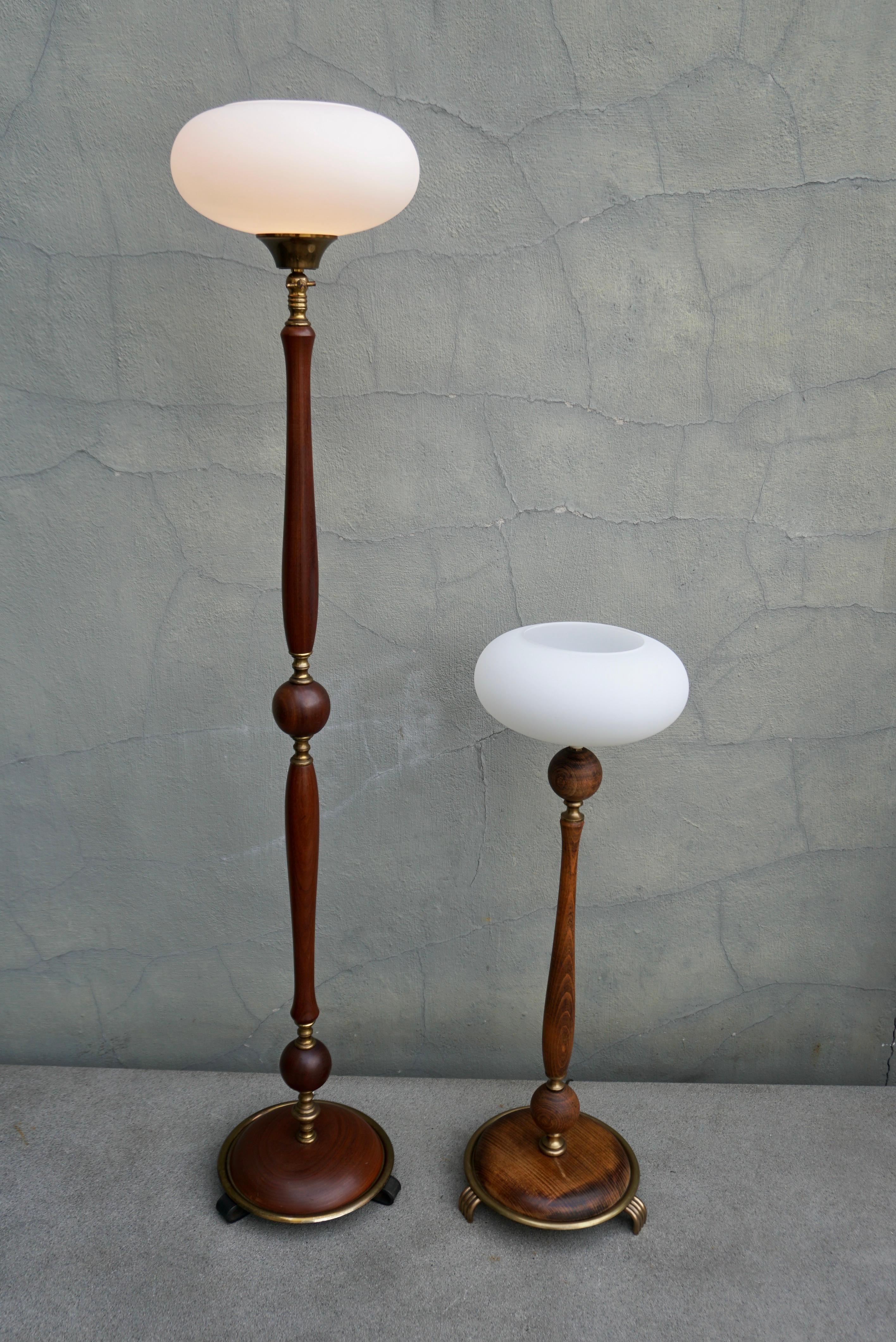 Conjunto de lámpara de pie y sobremesa regulables de madera y latón con pantallas de cristal Latón en venta