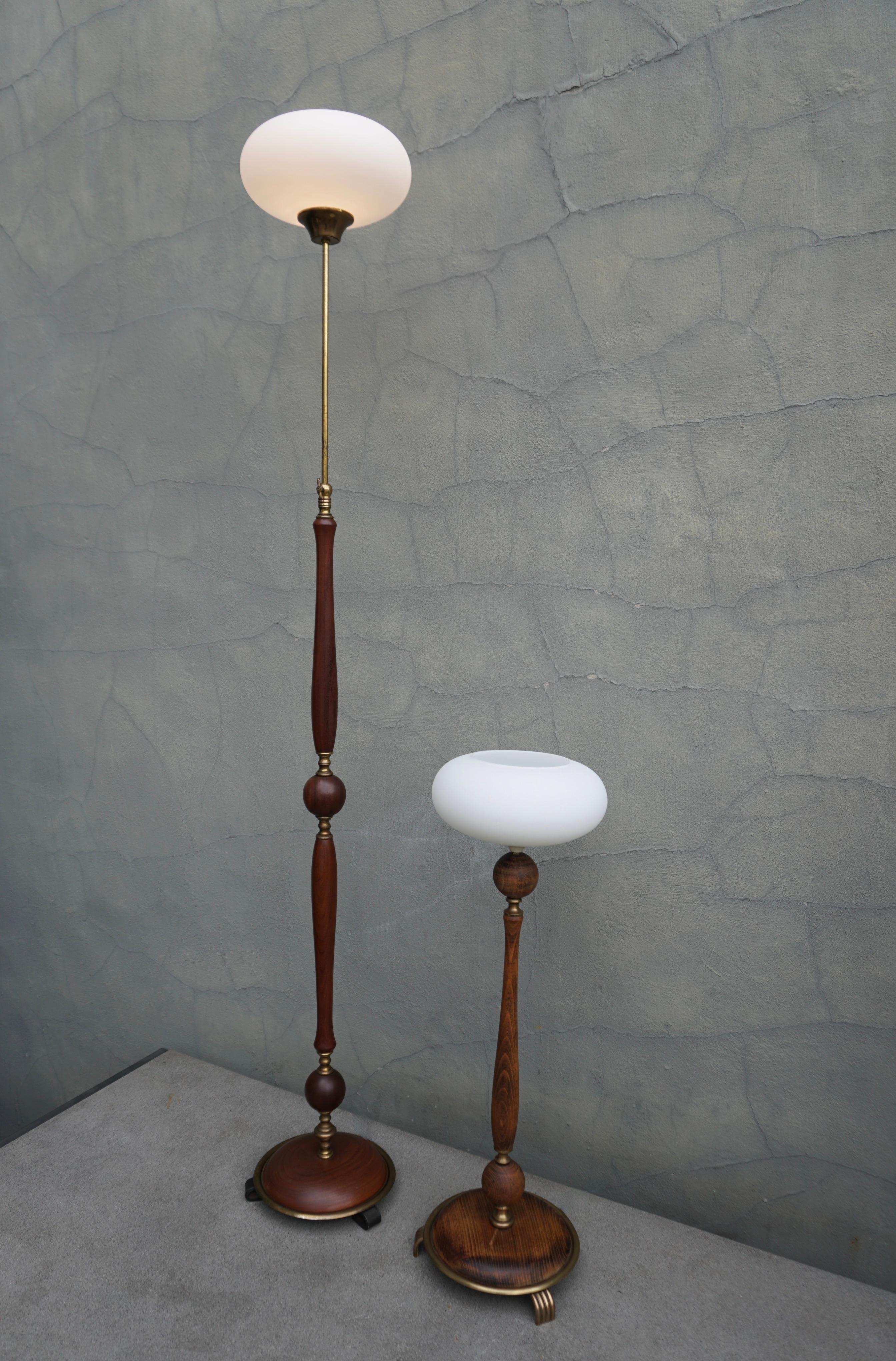 Conjunto de lámpara de pie y sobremesa regulables de madera y latón con pantallas de cristal en venta 1