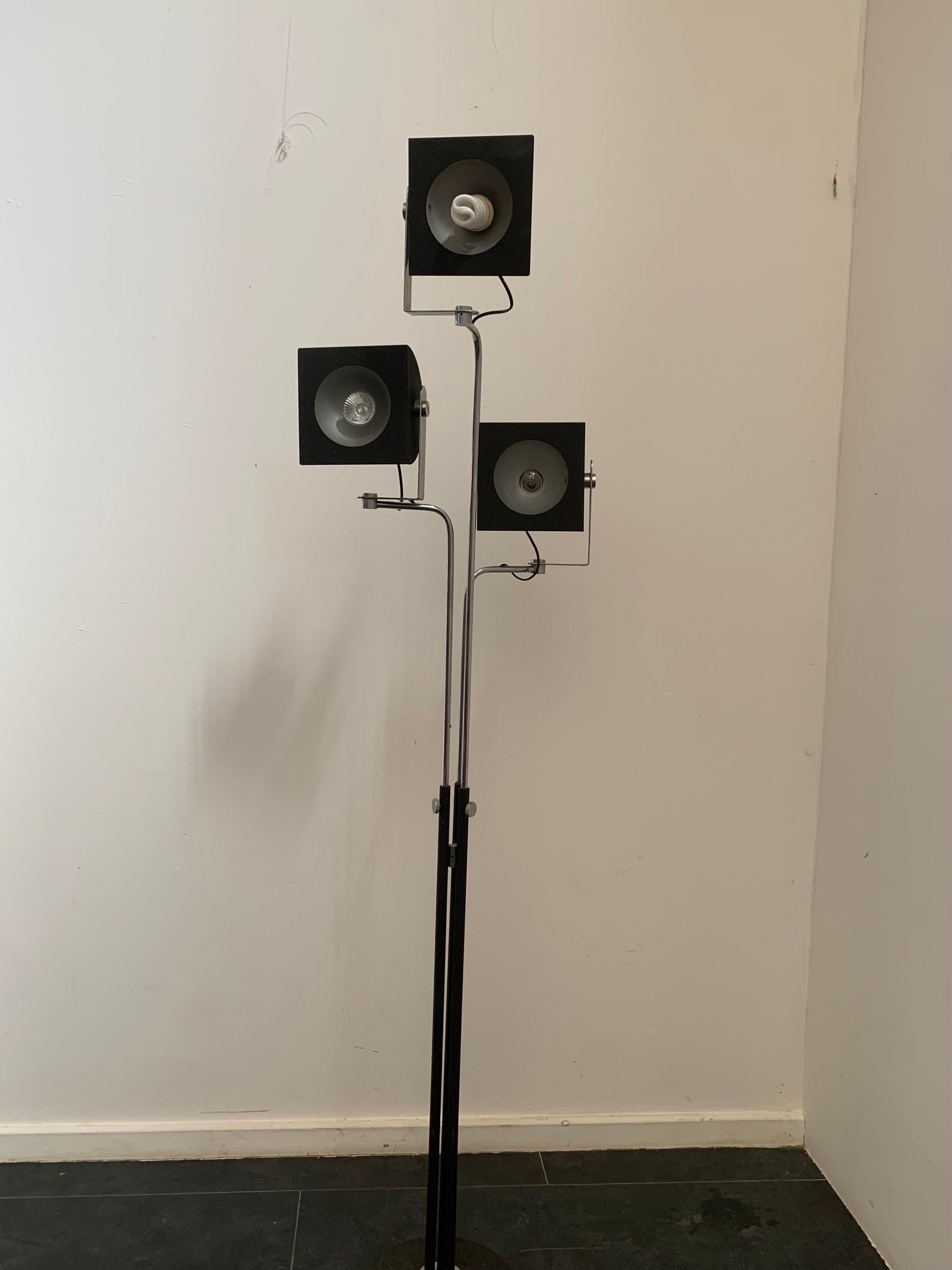 Lámpara de pie regulable de BJ Milano fabricada en acero de alta calidad y metal pintado, años 70. Altura regulable con luces orientables vertical y horizontalmente. Altura mínima: 165 cm. Altura máxima: 230 cm. Pátina debida a la edad y al uso.
