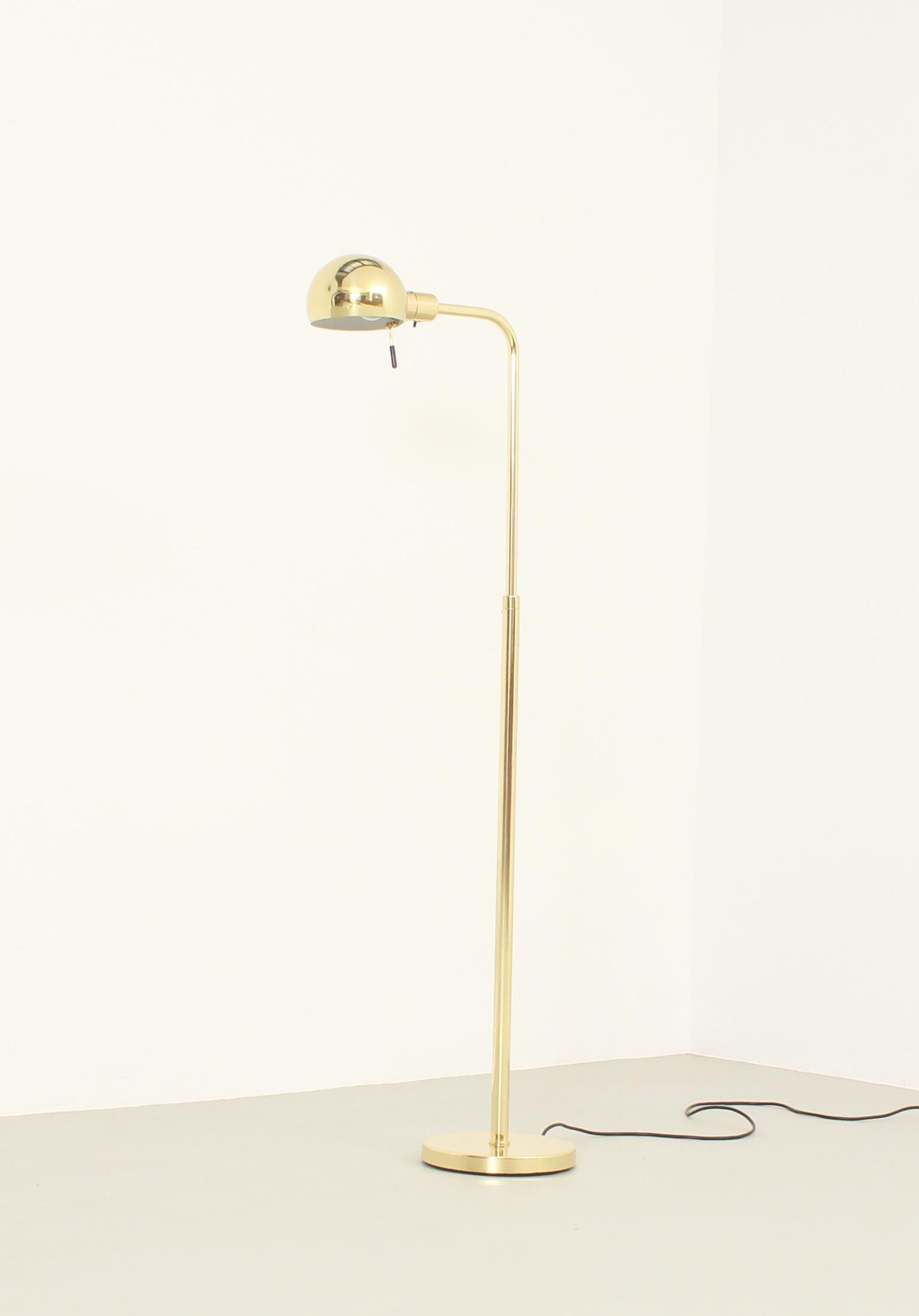 Adjustable floor lamp designed in 1970's by George Hansen and produced by Metalarte, Spain. Brass and lacquered metal. Adjustable in height from 104 to 140 cm, the arm is rotatable.