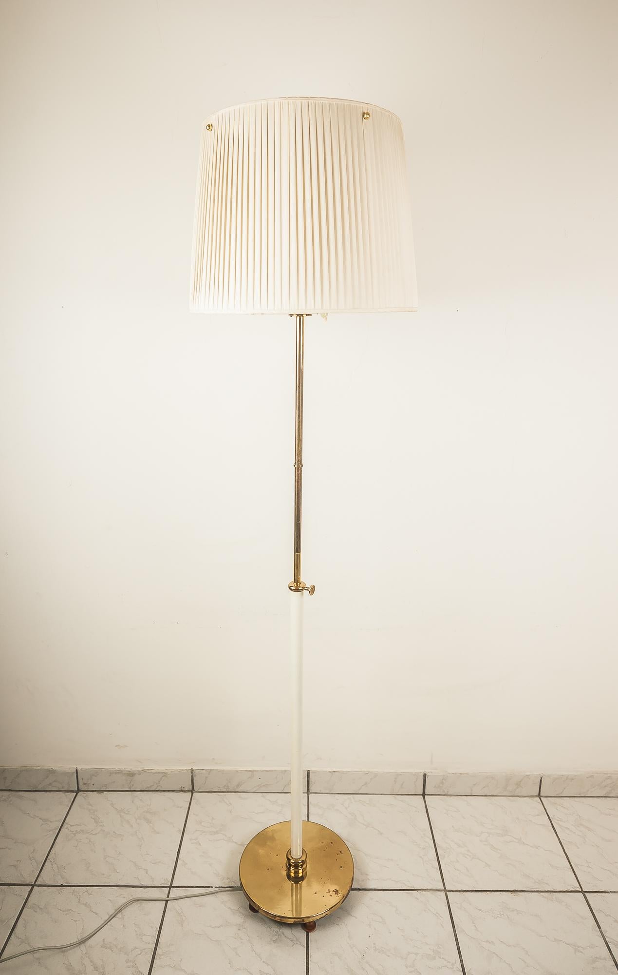 Adjustable floor lamp by Josef Frank for Svenskt Tenn, Sweden, 1950s
Original condition
The shade has a demage inside (outside not visible) See last two Images.
Measures: H 142cm extendable at 168 cm.