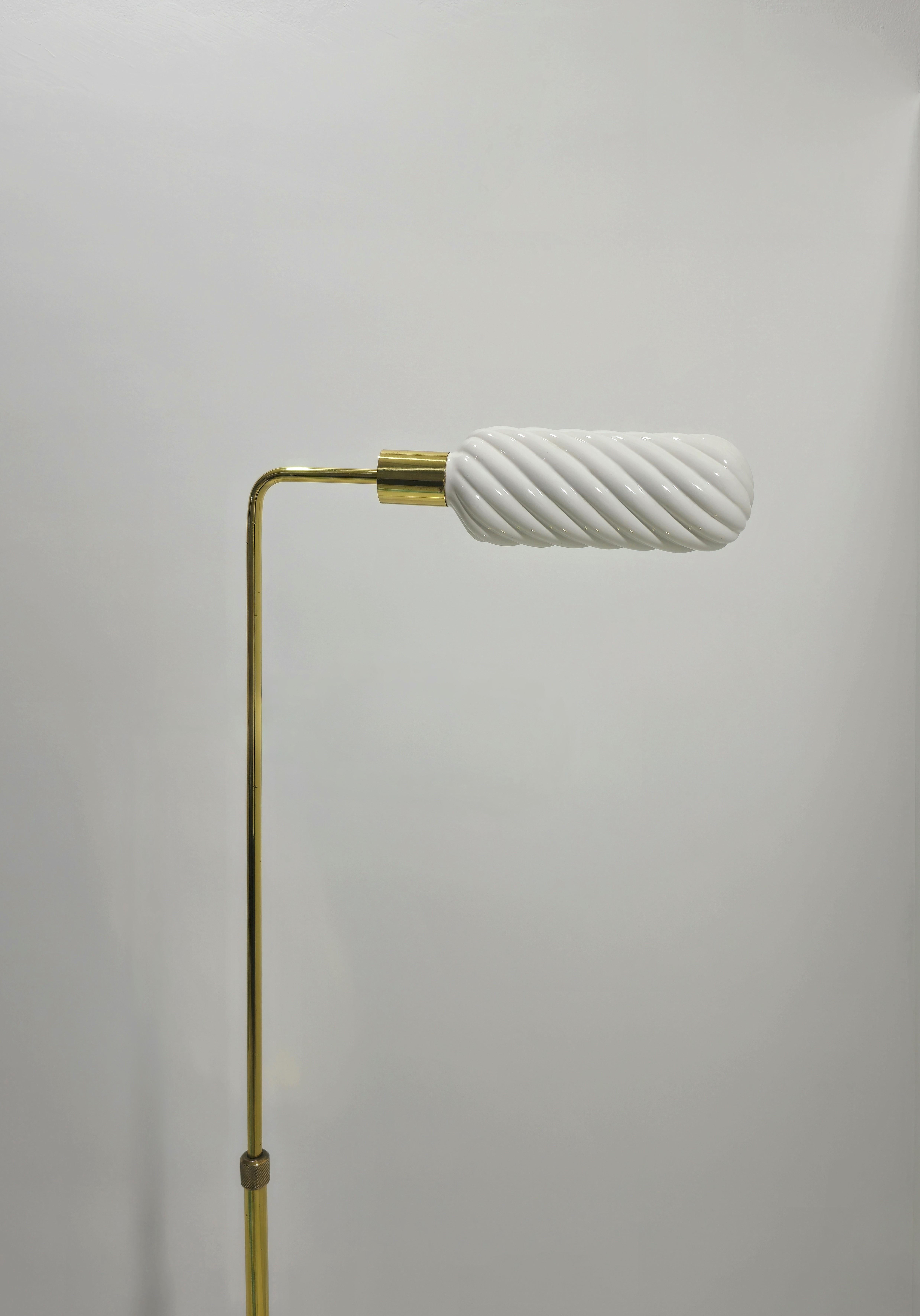 Lampadaire réglable Tommaso Barbi en laiton mi-siècle  Design/One 1970 en vente 3